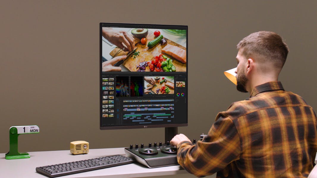 Foto van de eerste LG DualUp-monitor in gebruik bij het bewerken van video's.