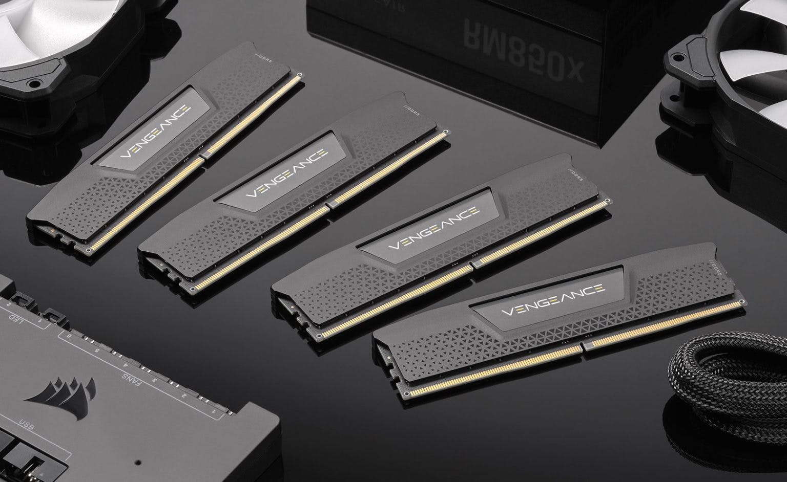 Een productfoto van Vengeance DDR5-geheugen, omringd door andere hardware van Corsair.