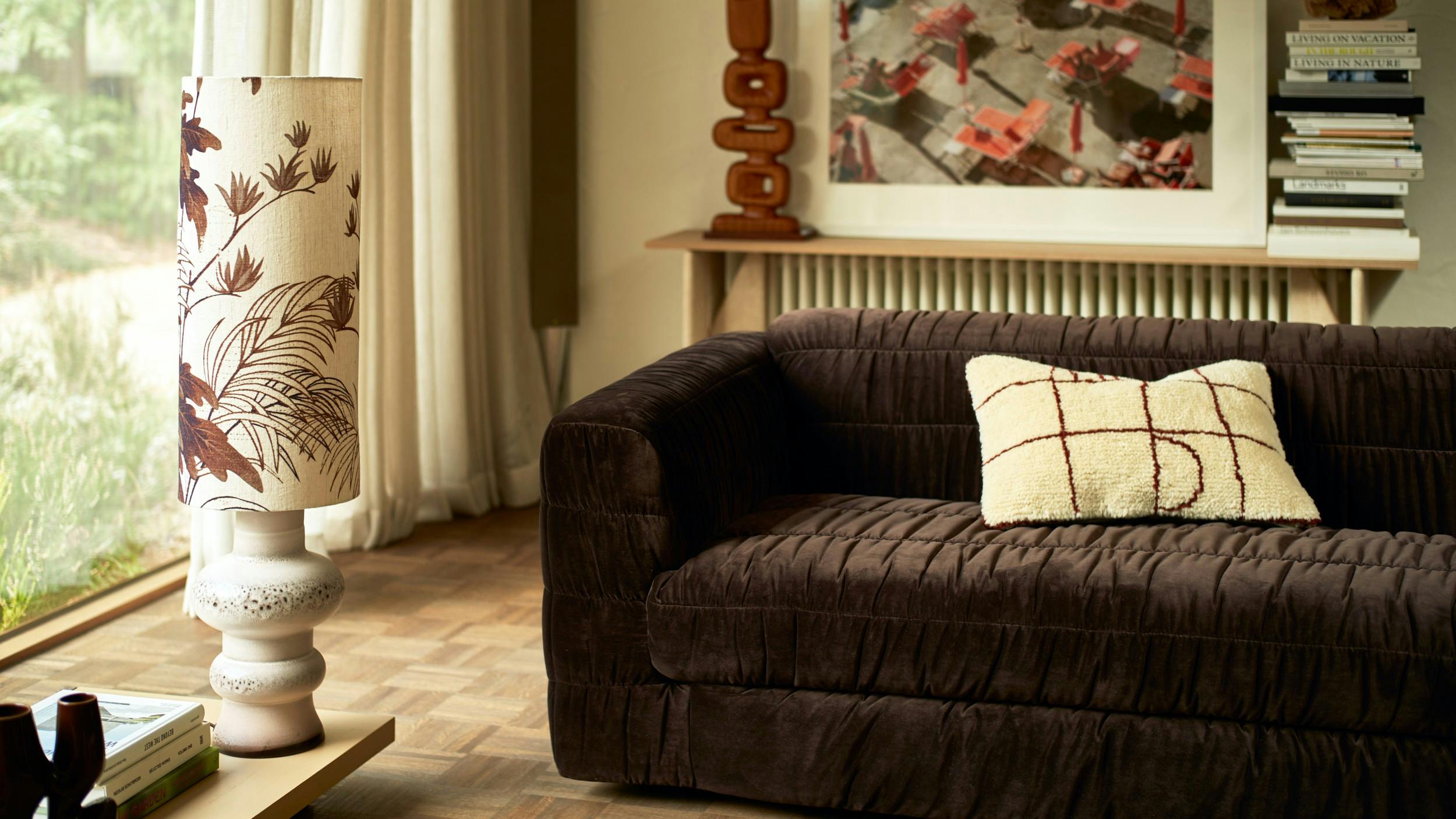 Back to the seventies met bruin, velours en bloemenprints.