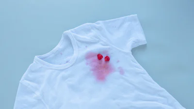 Hoe verwijder je vlekken uit kleding die niet in de wasmachine mag?