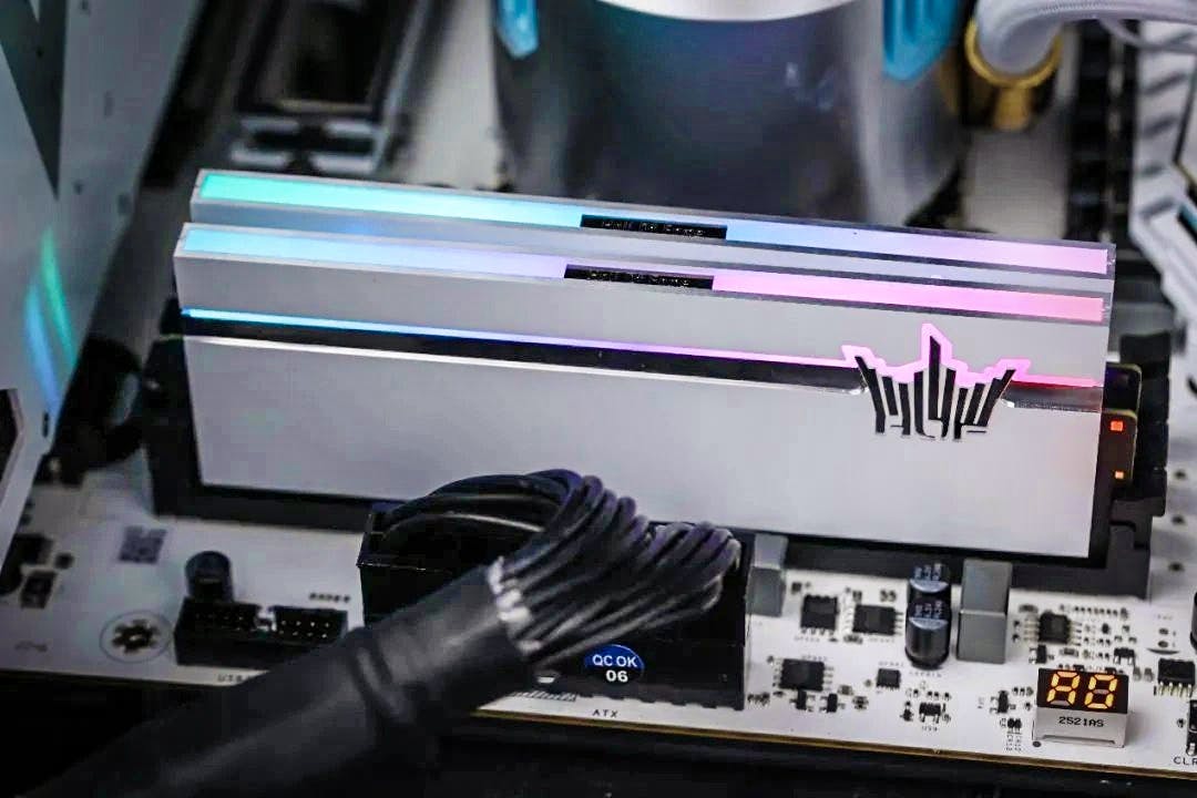 Foto van twee Galax Hall of Fame DDR5-geheugenmodules in een Intel 700-moederbord. De schijven zijn wit gekleurd en hebben een actieve rgb-strip bovenop.