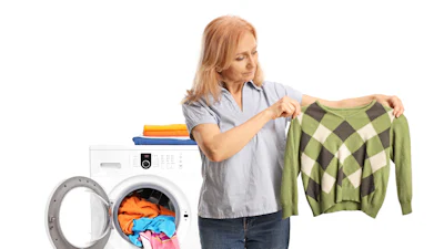 Trui gekrompen in de was? Zo kun je hem mogelijk redden (mét stappenplan!)