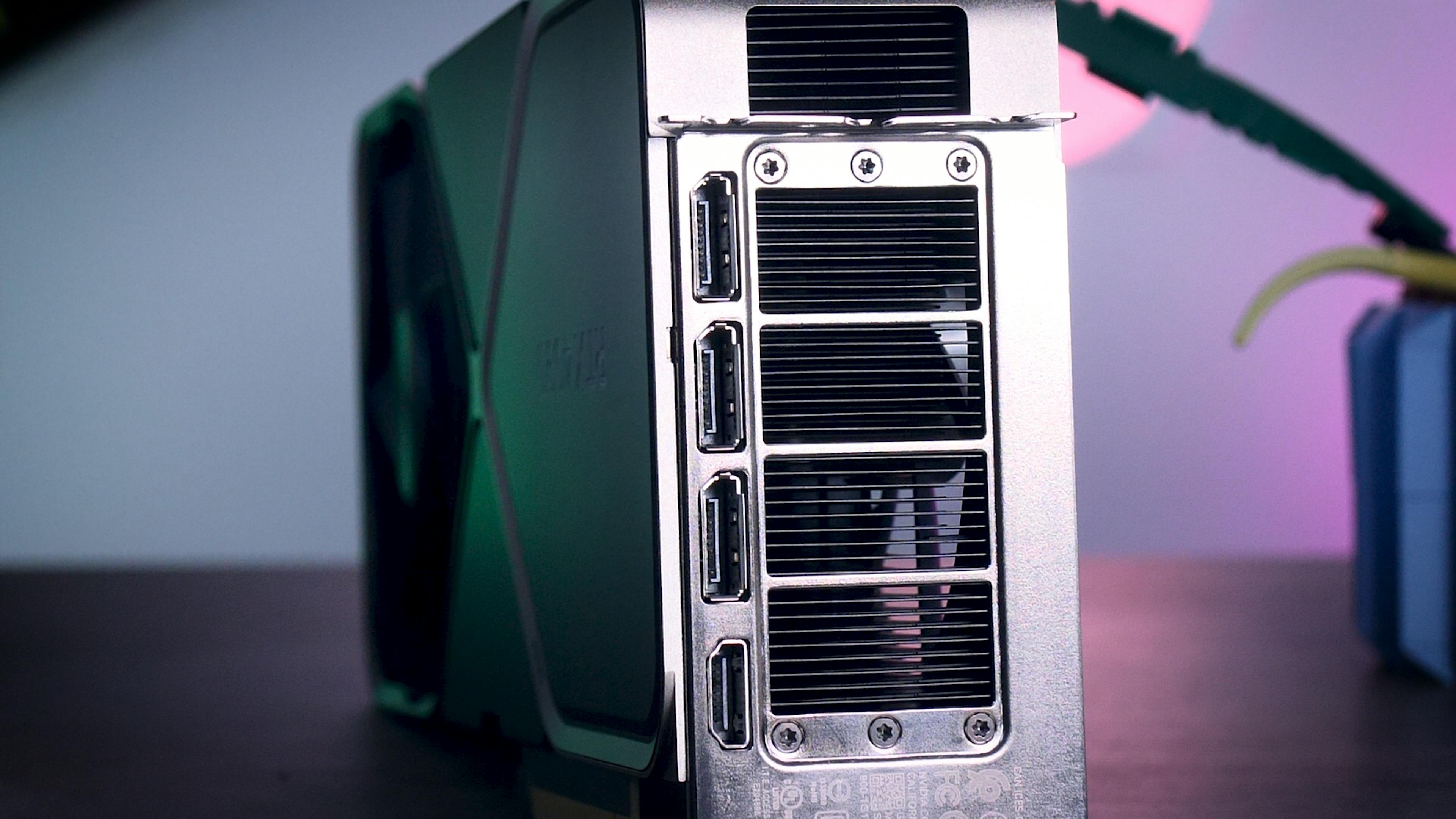 De RTX 4090 heeft een hoog energieverbruik en de koelers zijn hierdoor fors waardoor de kaarten ook erg dik zijn (hier de Nvidia Founders Edition).