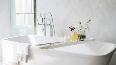 Karnemelk in je badkuip? 5 huismiddeltjes voor een blinkend bad
