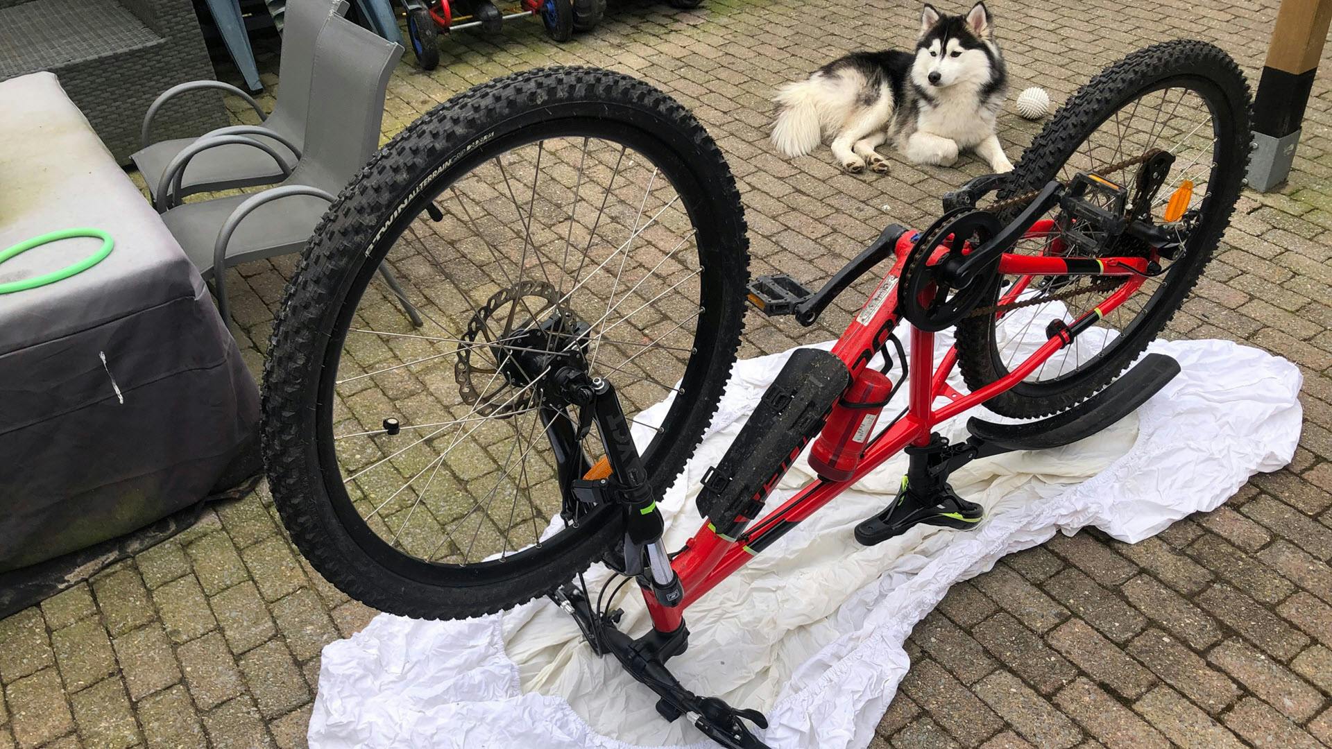 Fiets op zijn kop voor onderhoud