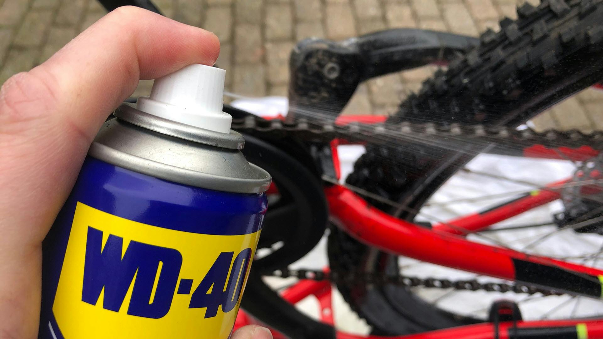 WD-40 multispray gebruiken voor fietsonderhoud