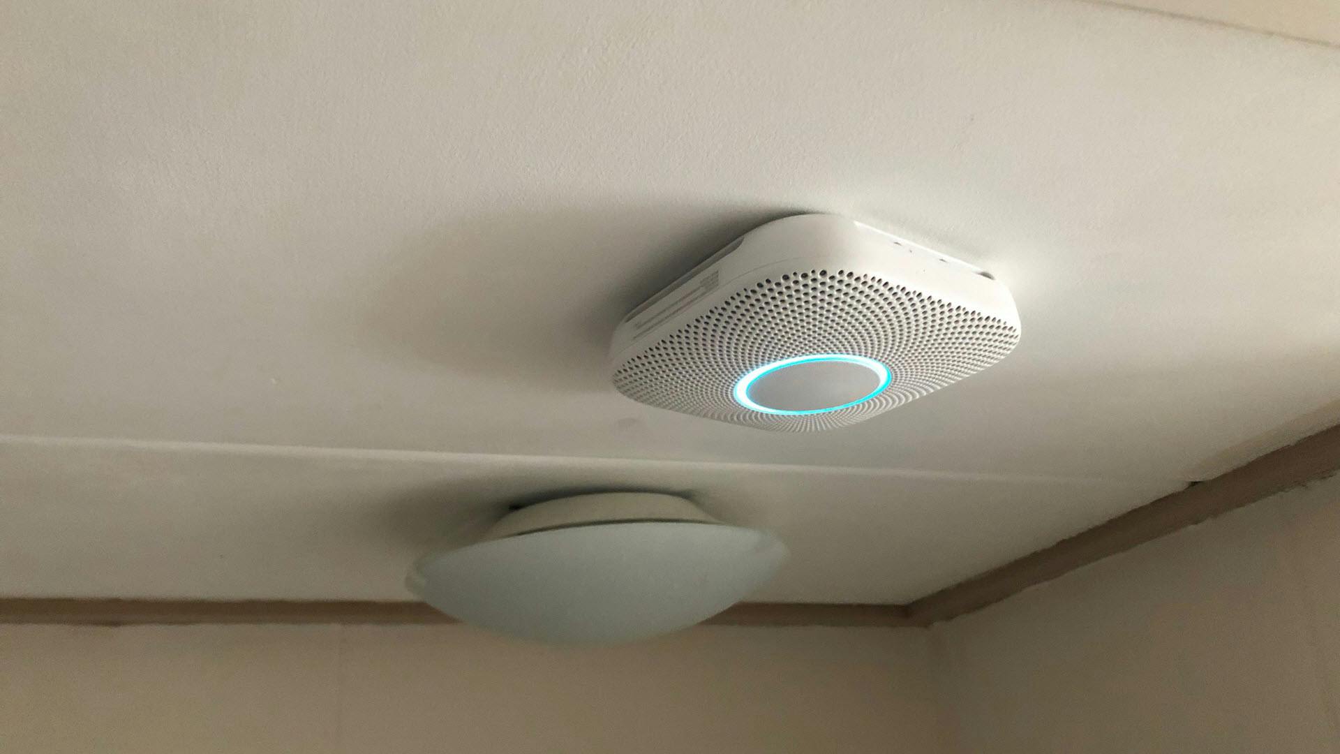 Combimelder van Google aan het plafond