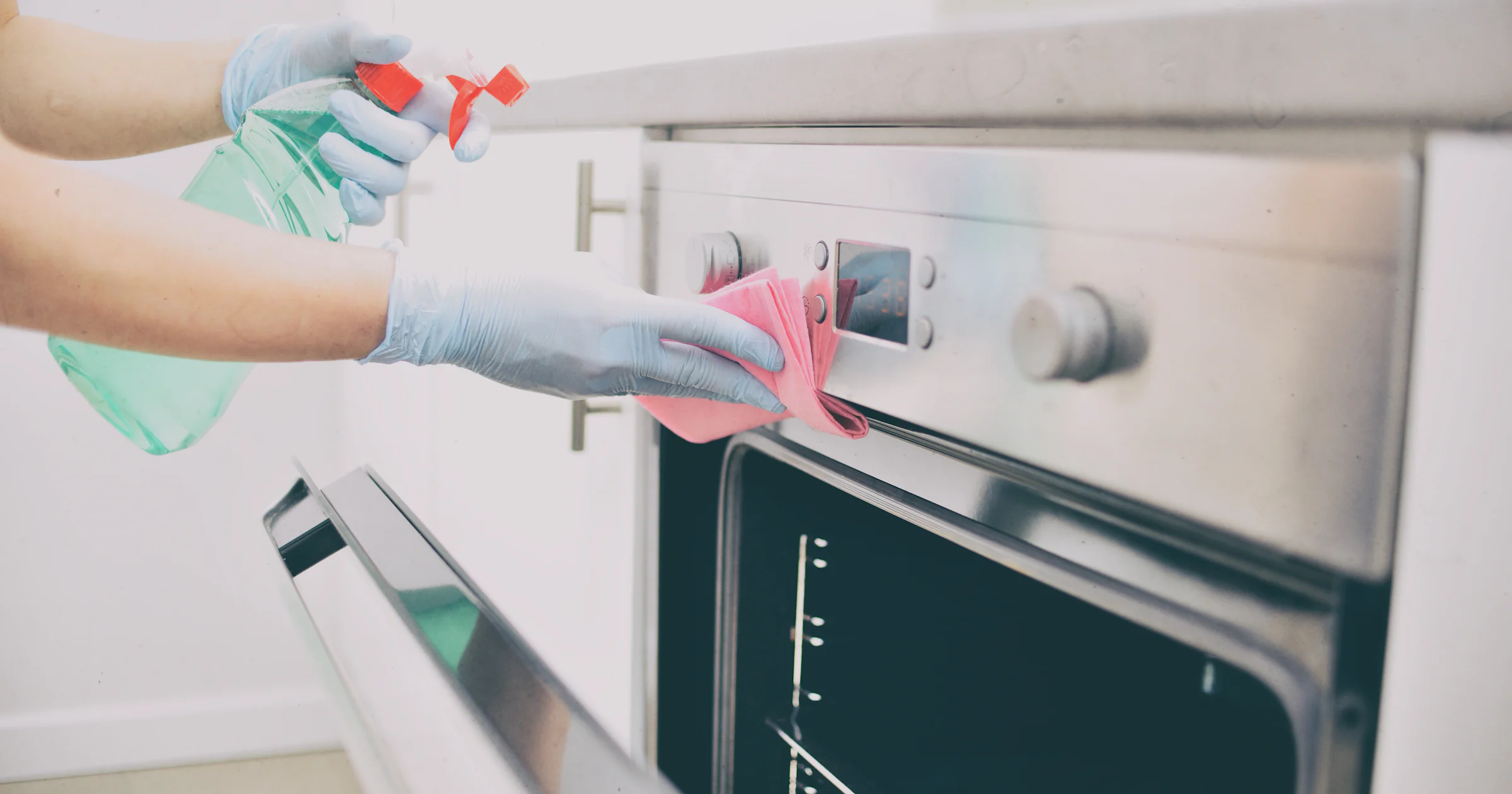 Hoe krijg je de oven het best schoon? In 4 stappen weer als nieuw