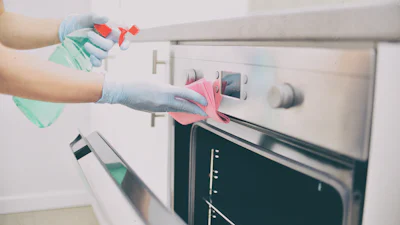 Hoe krijg je de oven het best schoon? In 4 stappen weer als nieuw