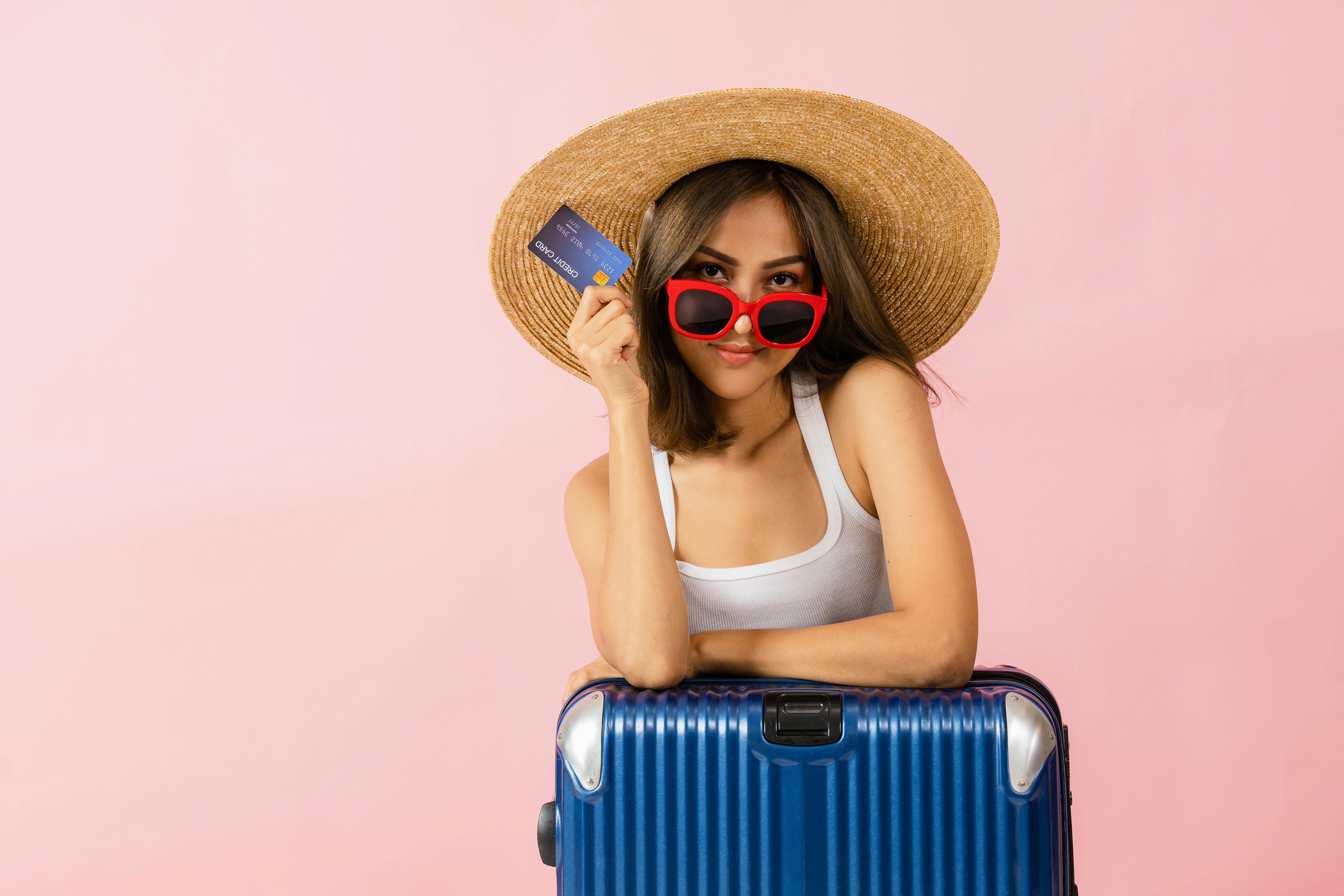 Vrouw met koffer en creditcard