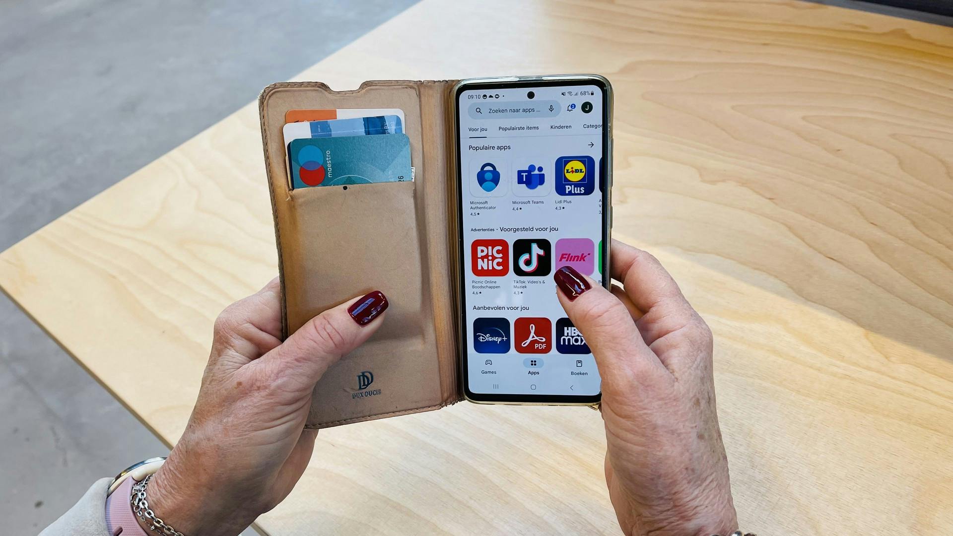 vrouw met smartphone android