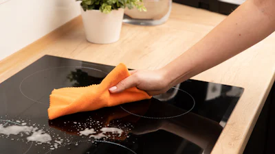 Weg met vlekken en krassen: zo krijg je je kookplaat weer schoon