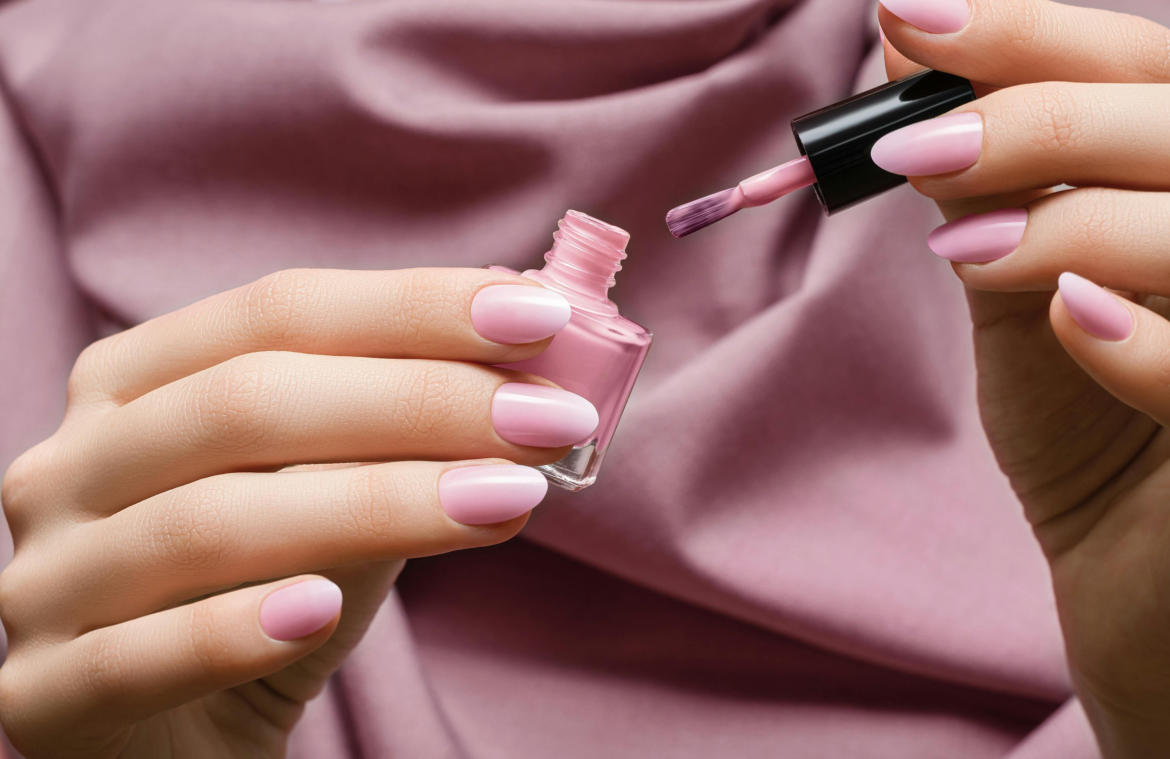 Vrouw lakt nagels met gellak