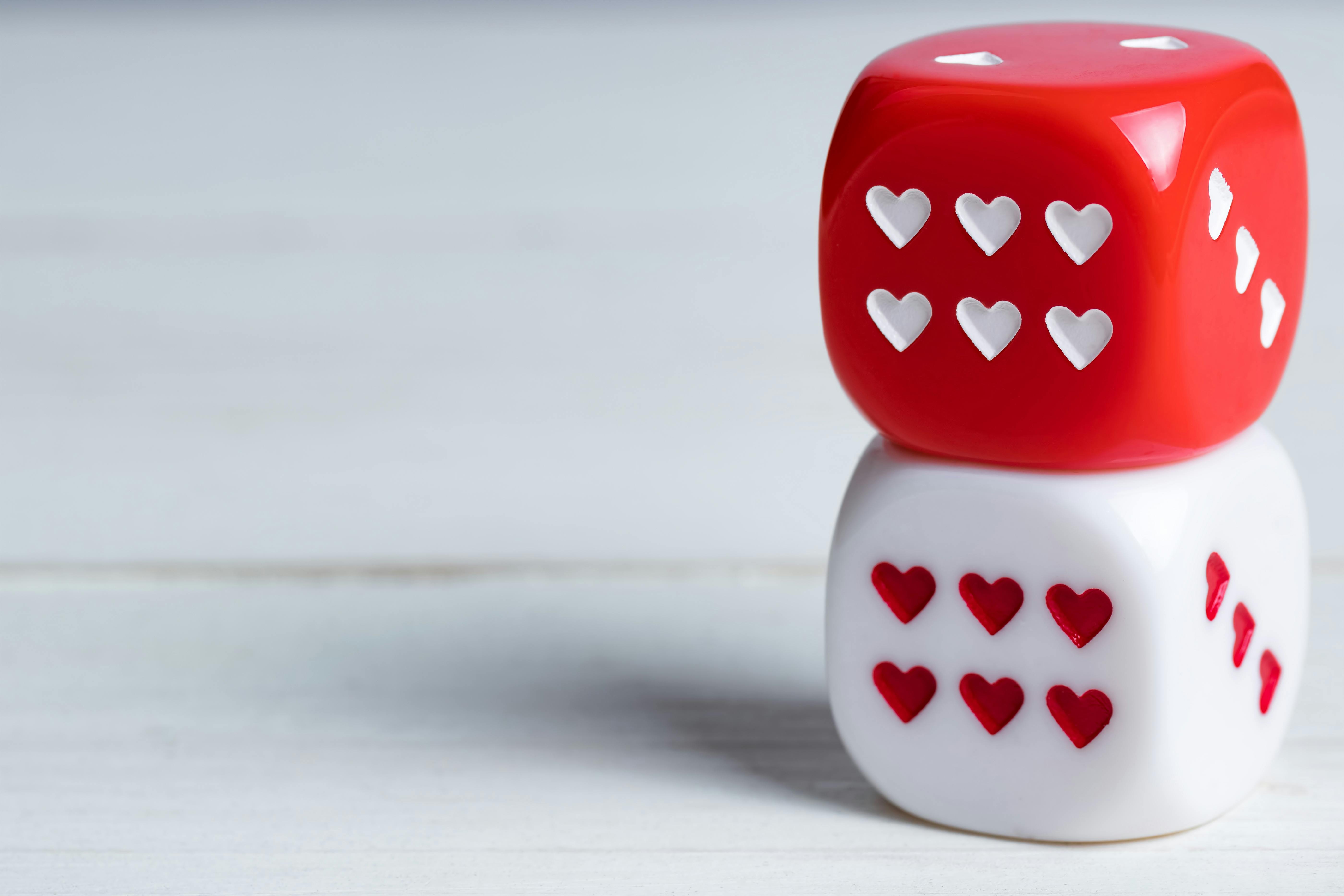 Liefdesdobbelstenen gespiegeld