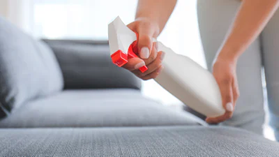 Een vlek uit de bank of stoel verwijderen? Dan kun je dit het best doen!