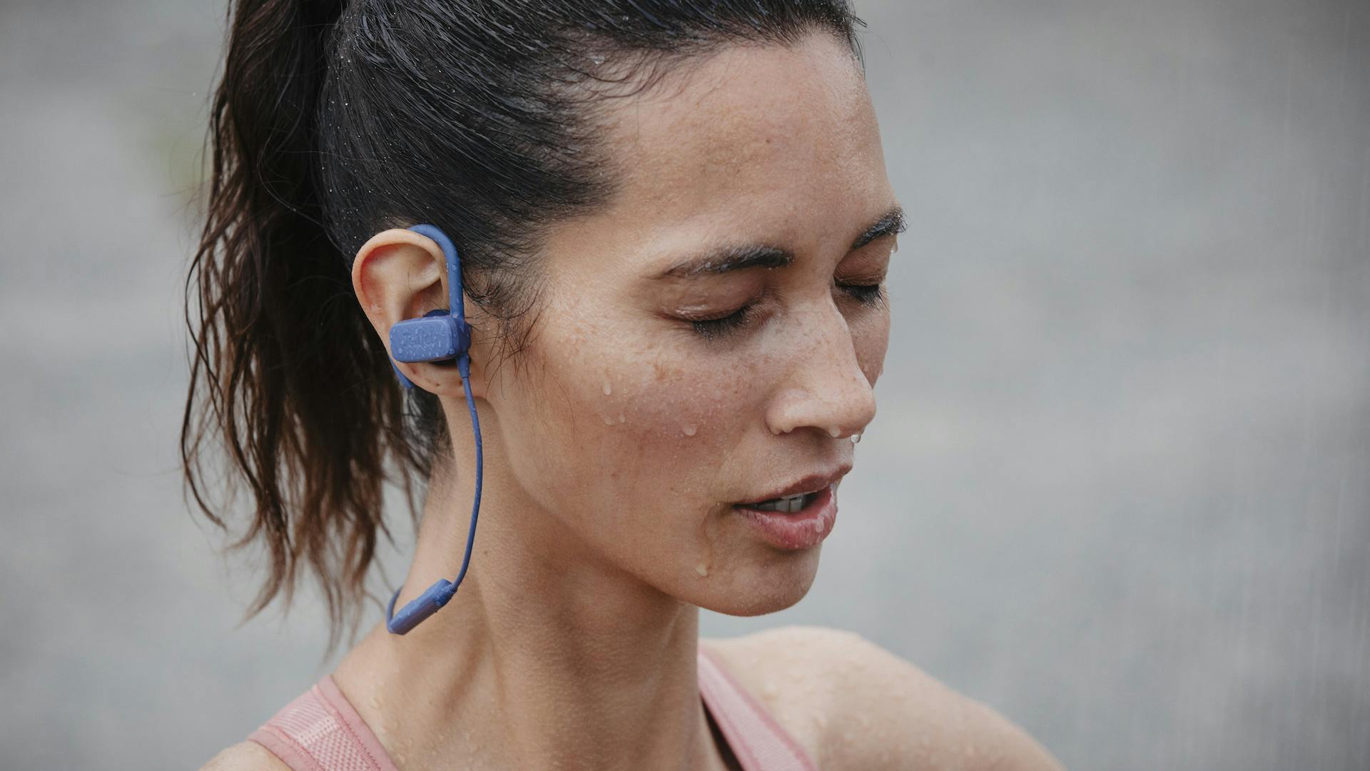 Teufel-sportoortjes gedragen tijdens een workout.