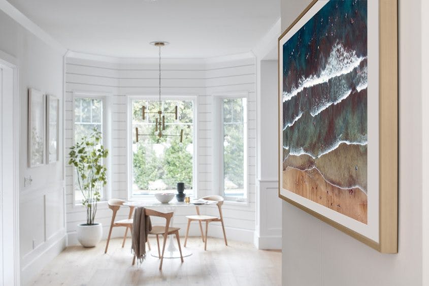 Weg met die stoorzender: 5 manieren om je tv minder te laten opvallen