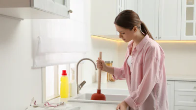 Eerste hulp bij ontstoppingen: zo verhelp je een verstopte afvoer