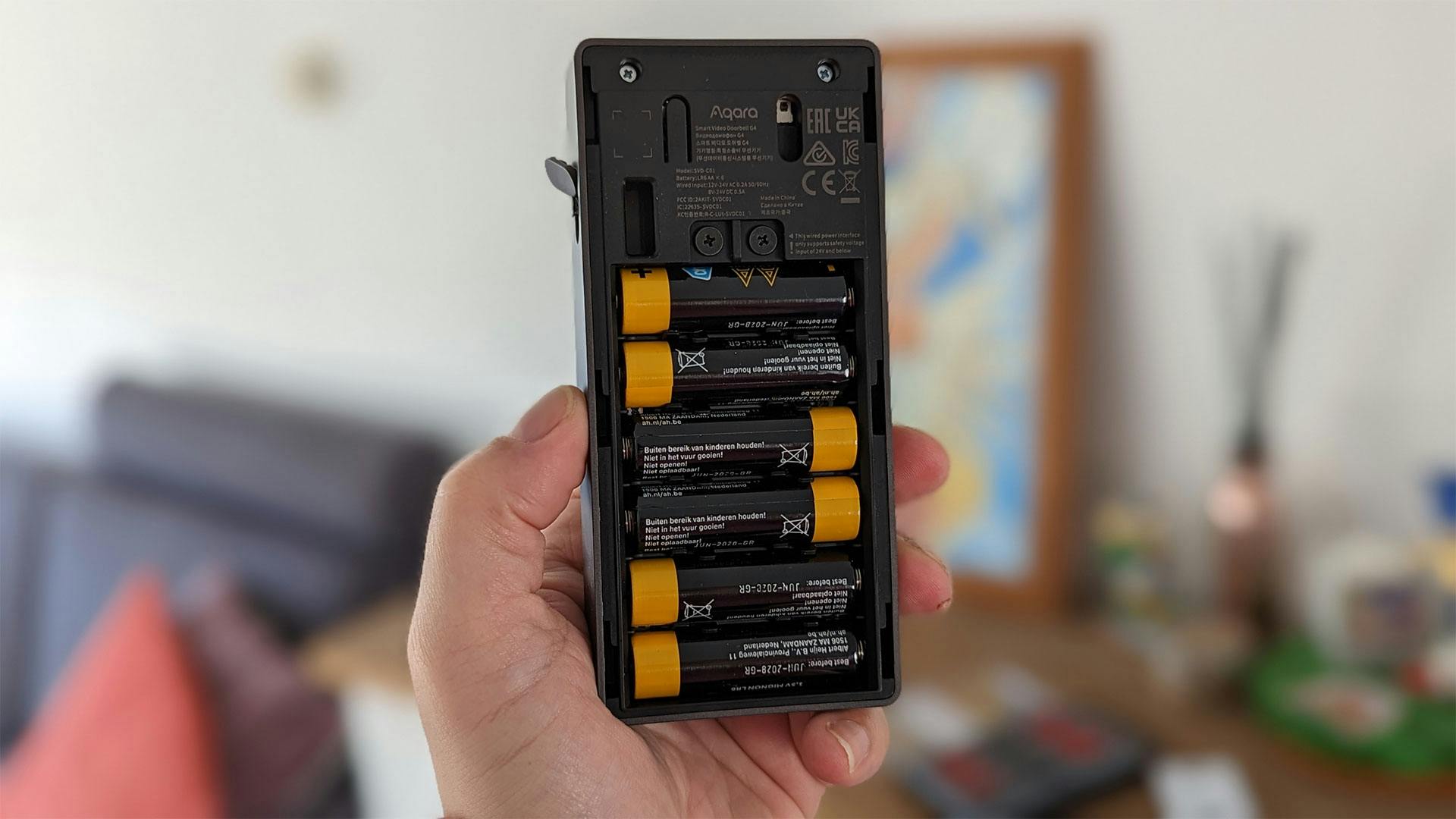 Er gaan aardig wat batterijen in de slimme deurbel.