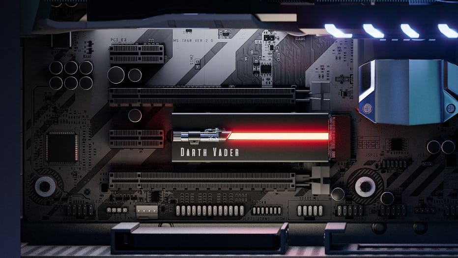 Productfoto van de Seagate FireCuda Lightsaber Collection, met de Darth Vader-hittegeleider in gebruik in een pc.