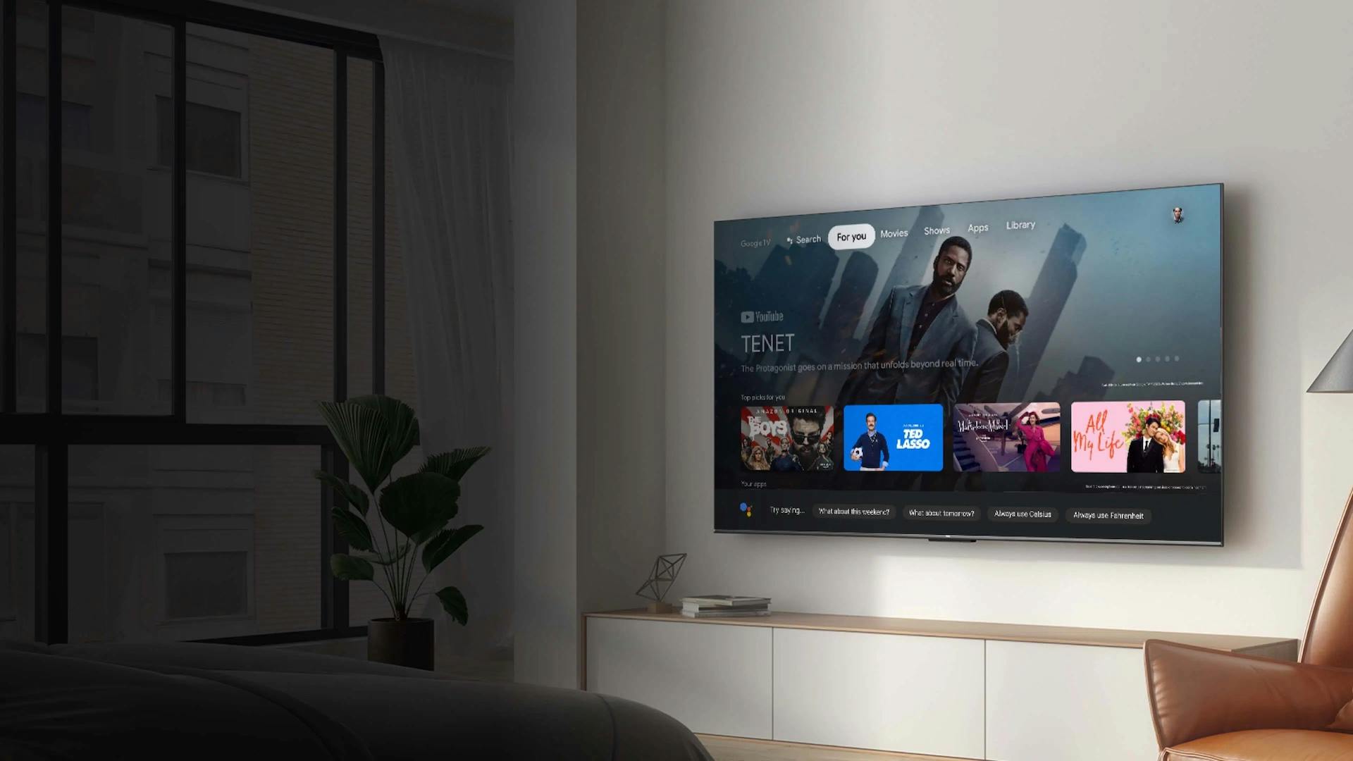 Tv op de muur met de Google TV-interface.