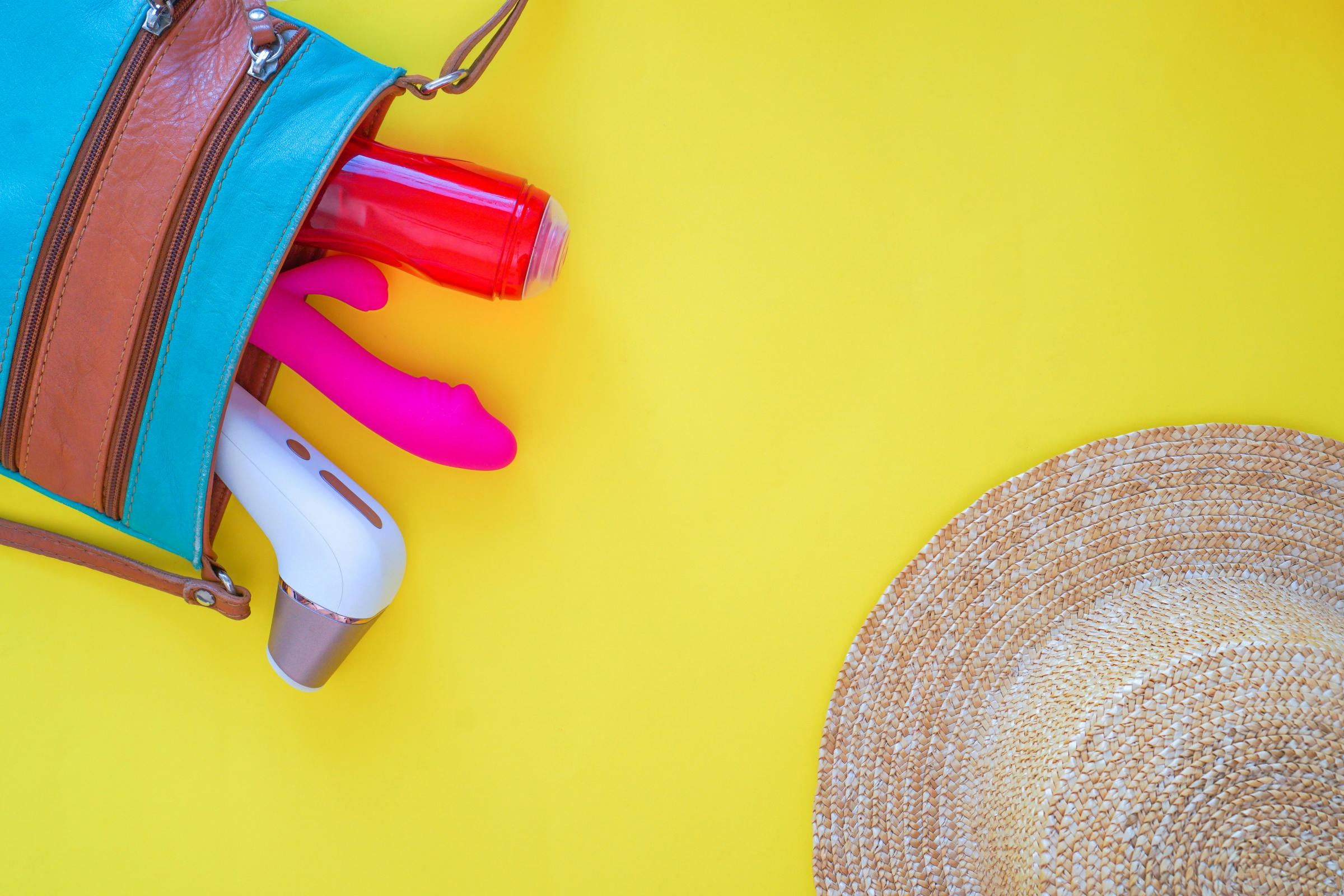 Op vakantie? Zo neem je je sextoys discreet mee (óók in het vliegtuig!)