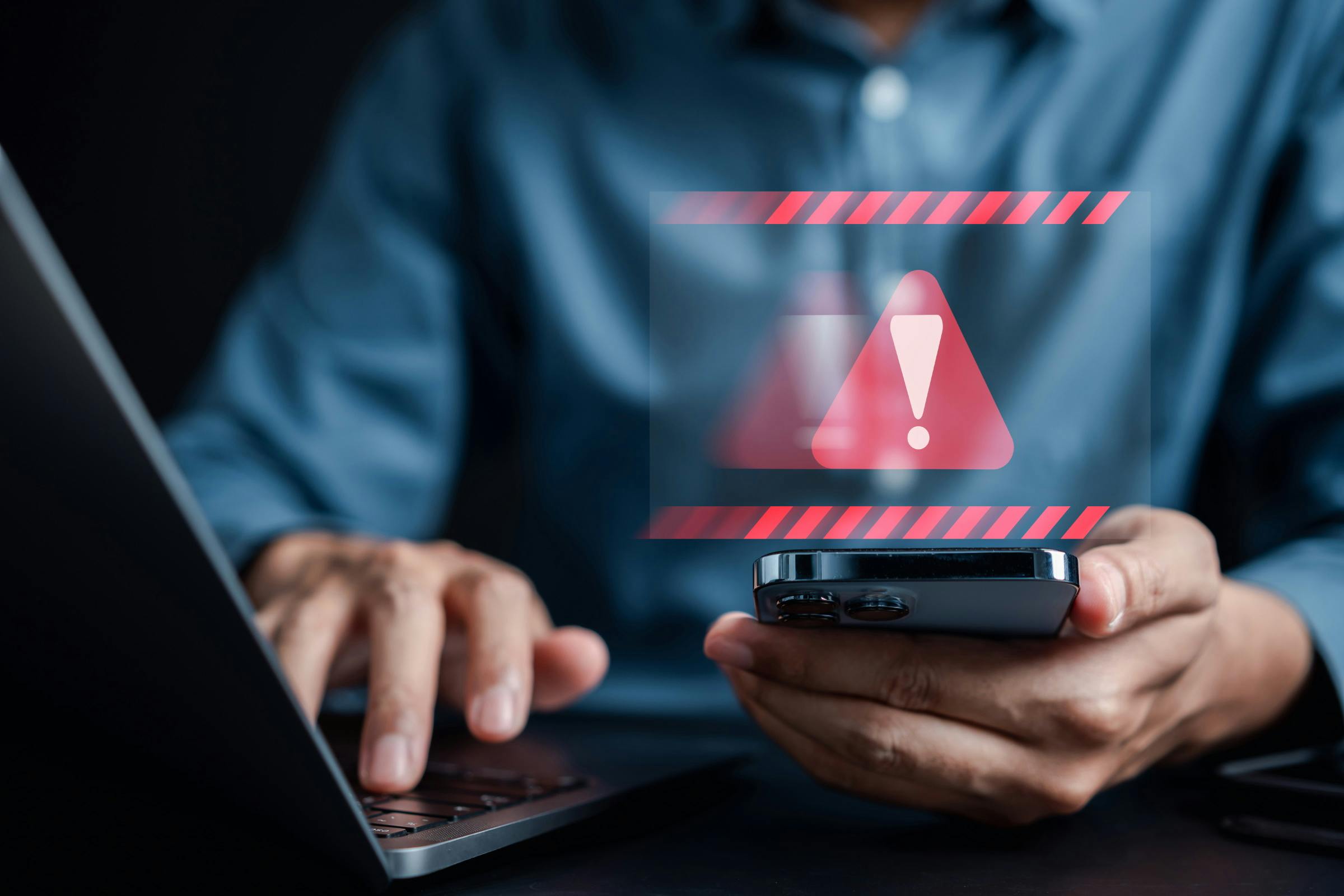 Man die op telefoon kijkt met malware