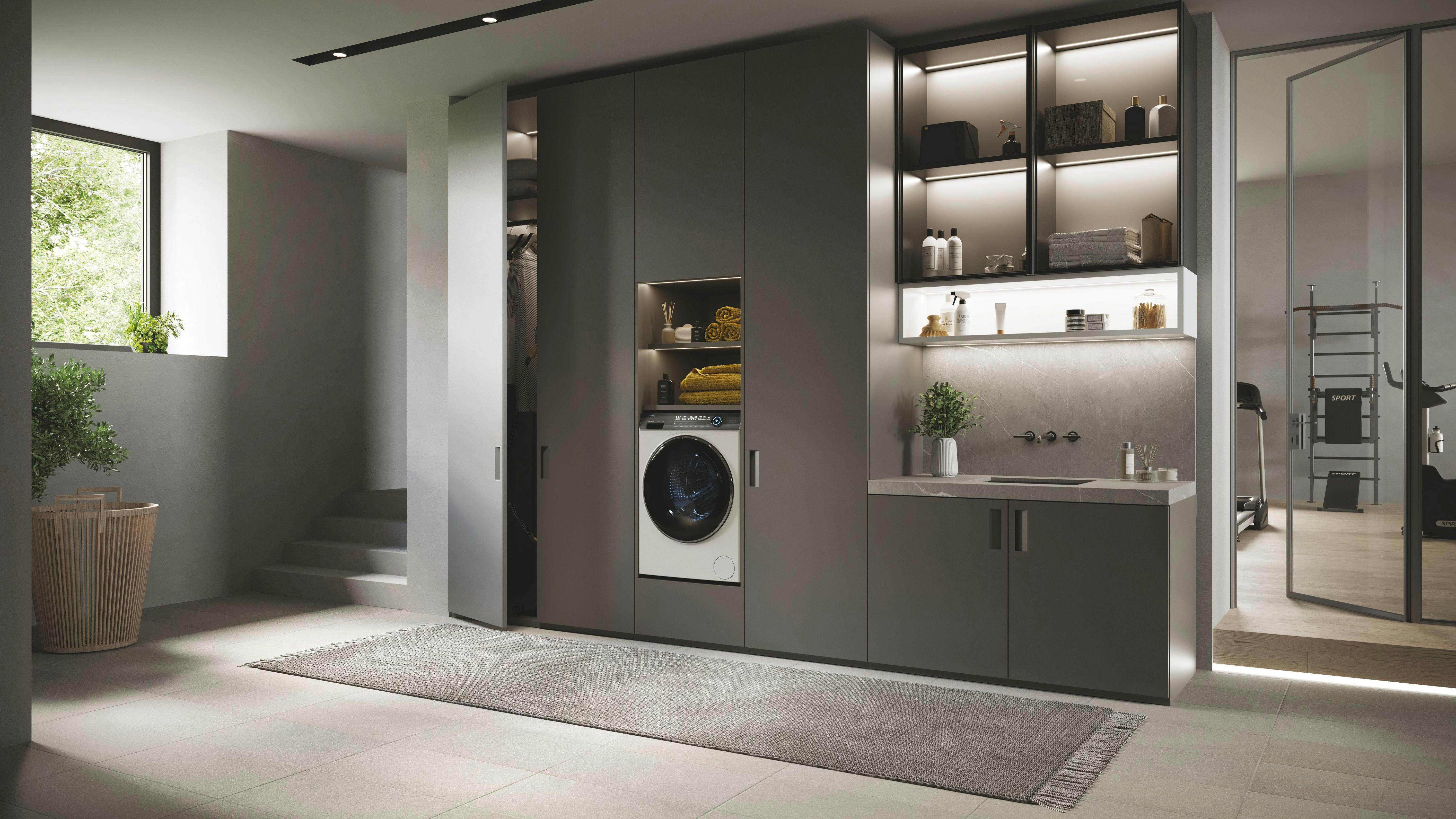 Een Haier wasmachine verwerkt in een kast