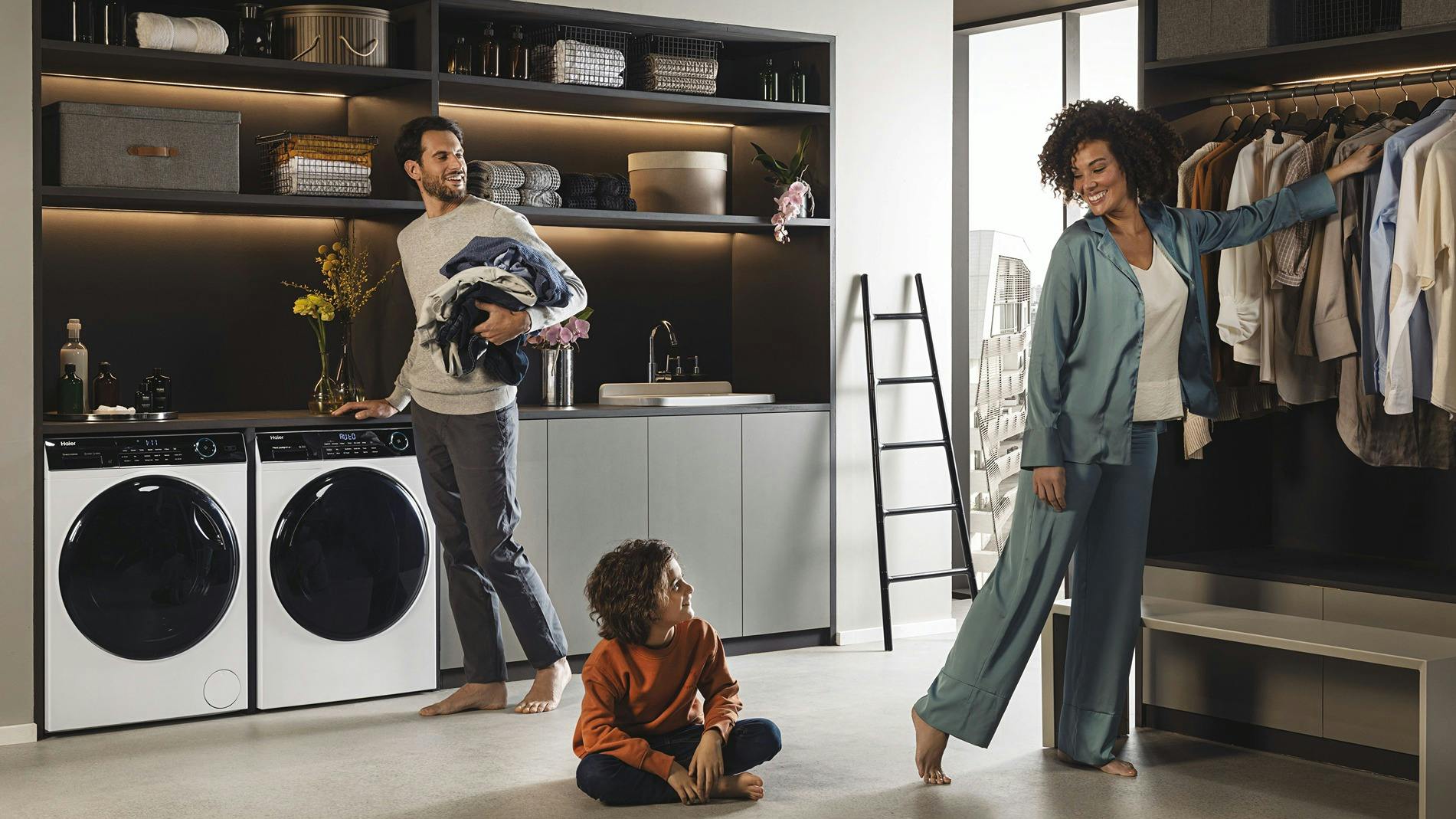 Een Haier wasmachine en droger met gezin