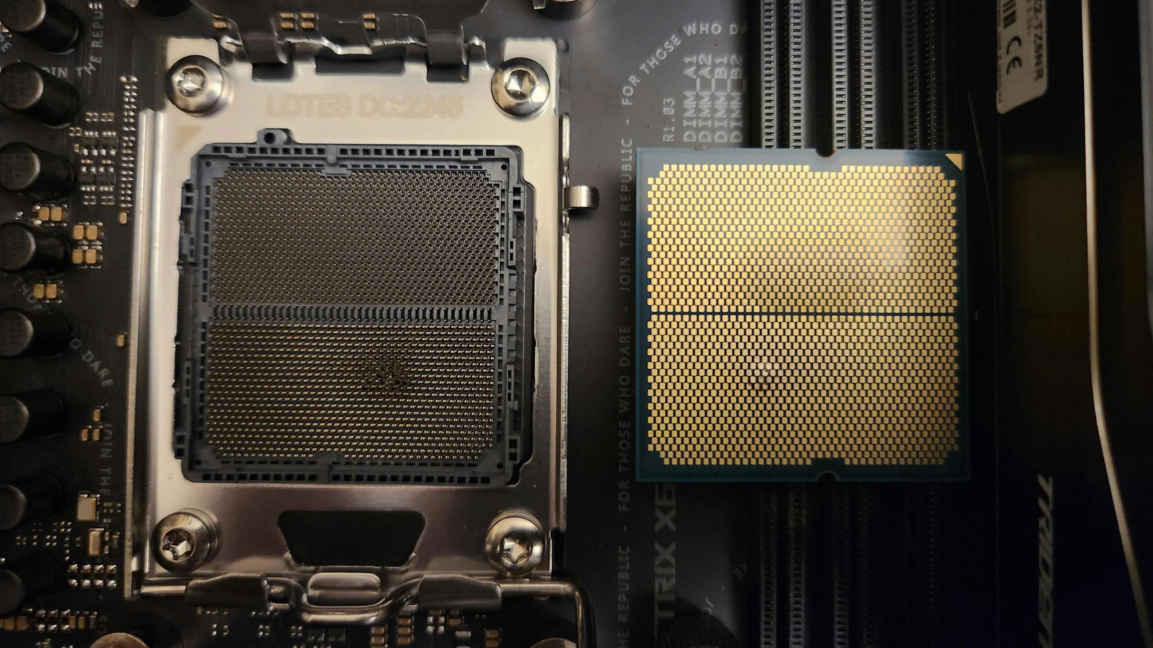Foto van een deels gesmolten AMD Ryzen 7 7800X3D-processor en een brandvlek op de AM5-socket.