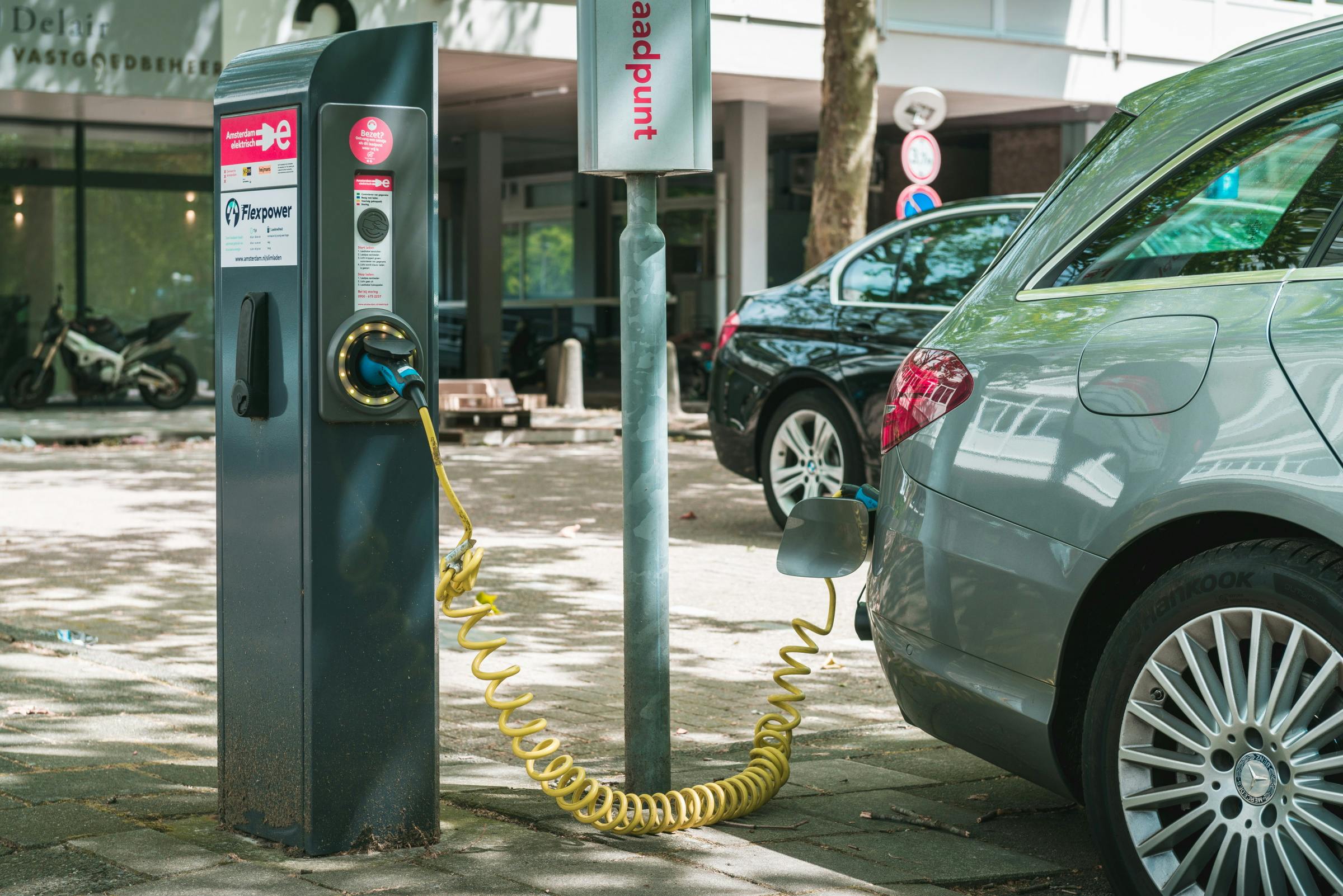 Auto aan publieke laadpaal