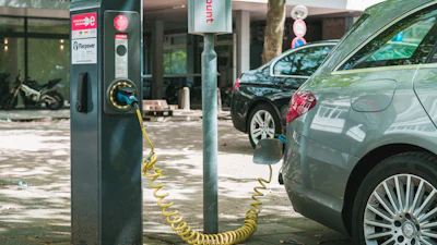 Hoelang duurt het om mijn auto op te laden bij een openbare laadpaal?