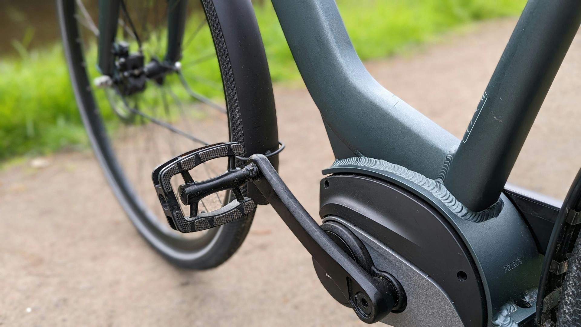 De lasnaden en middenmotor van de Cortina-fiets.