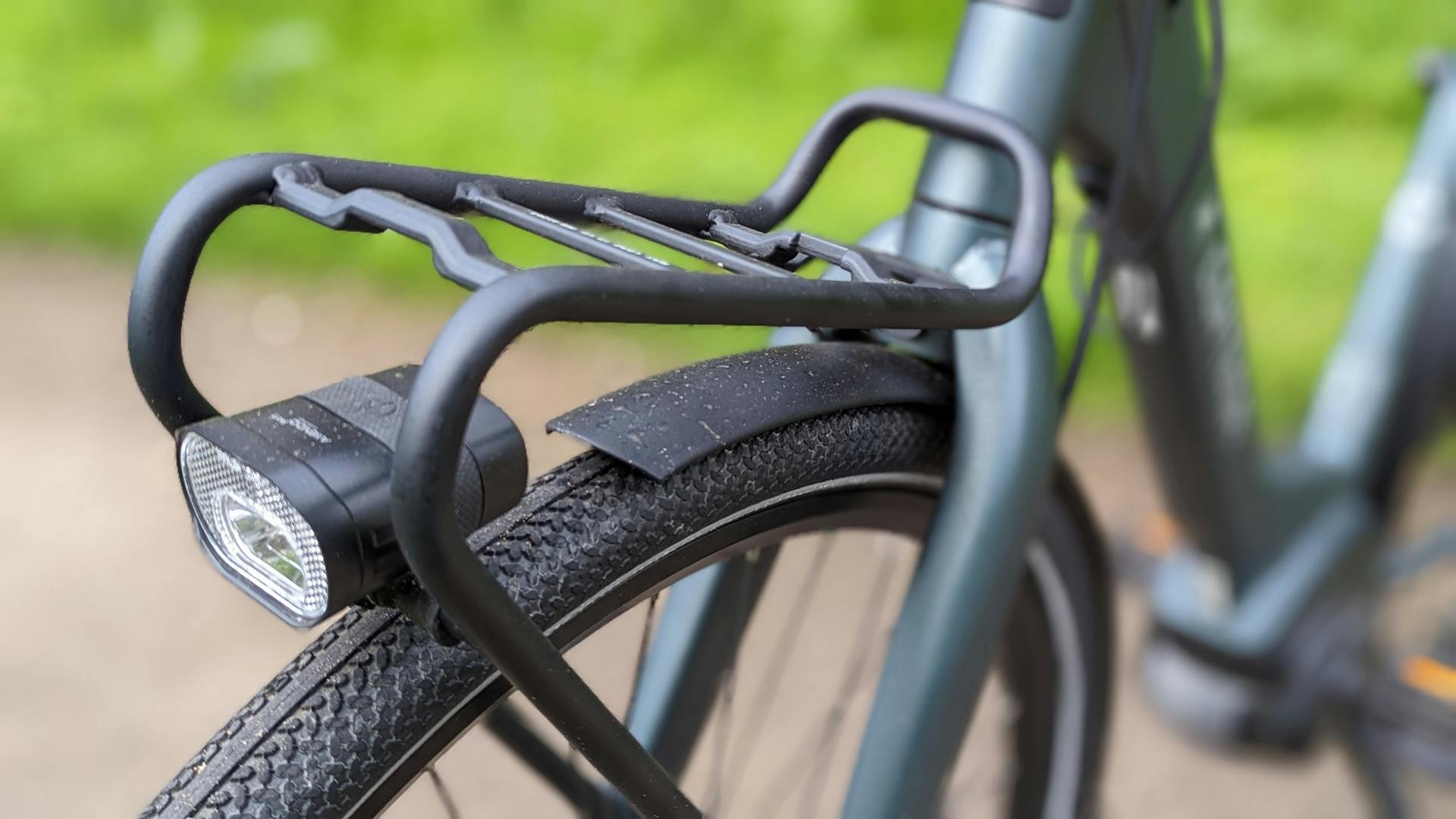 Het voorlicht onder de voordrager van de Cortina E-Common.