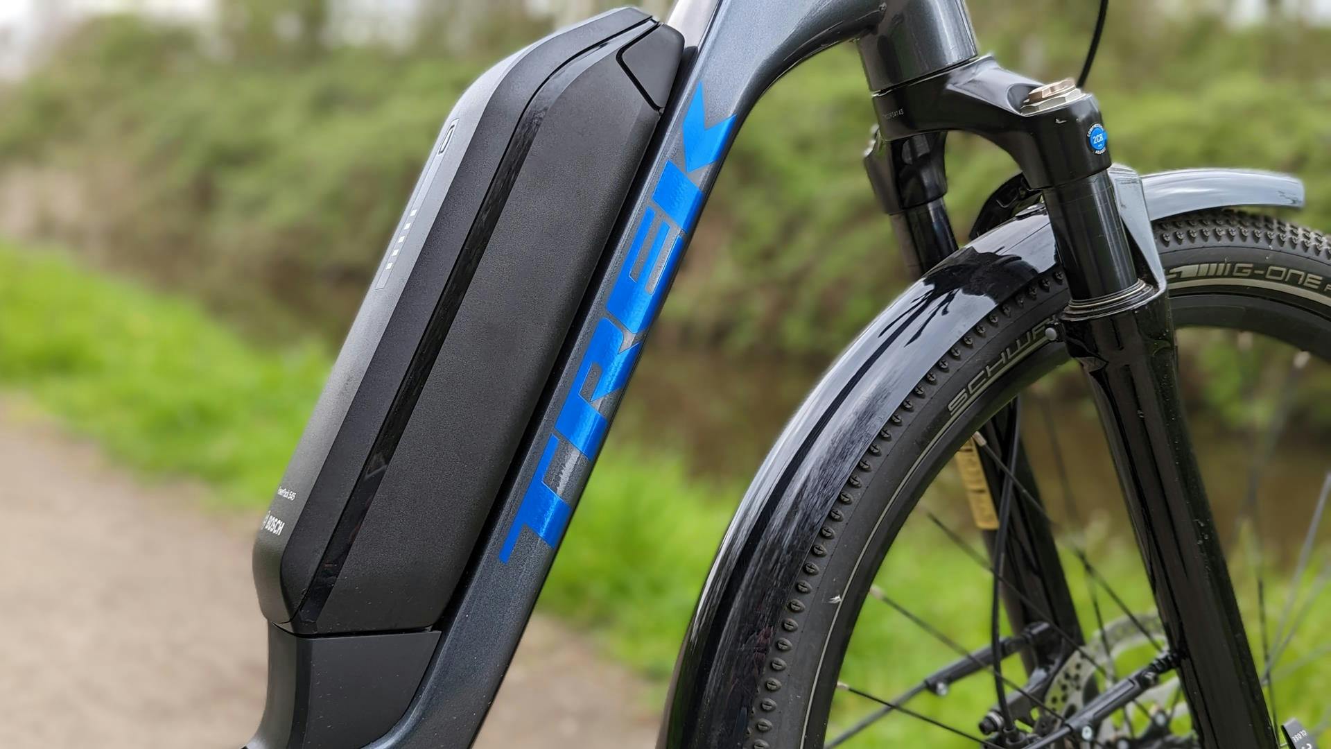 De accu zit op het frame verwerkt.