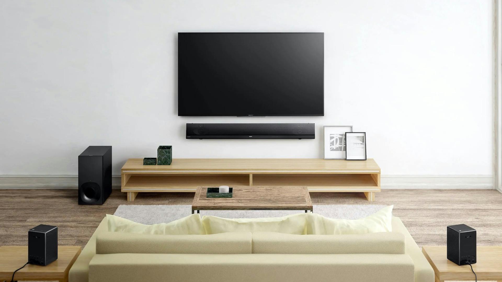 Soundbar en tv aan de muur gemonteerd.