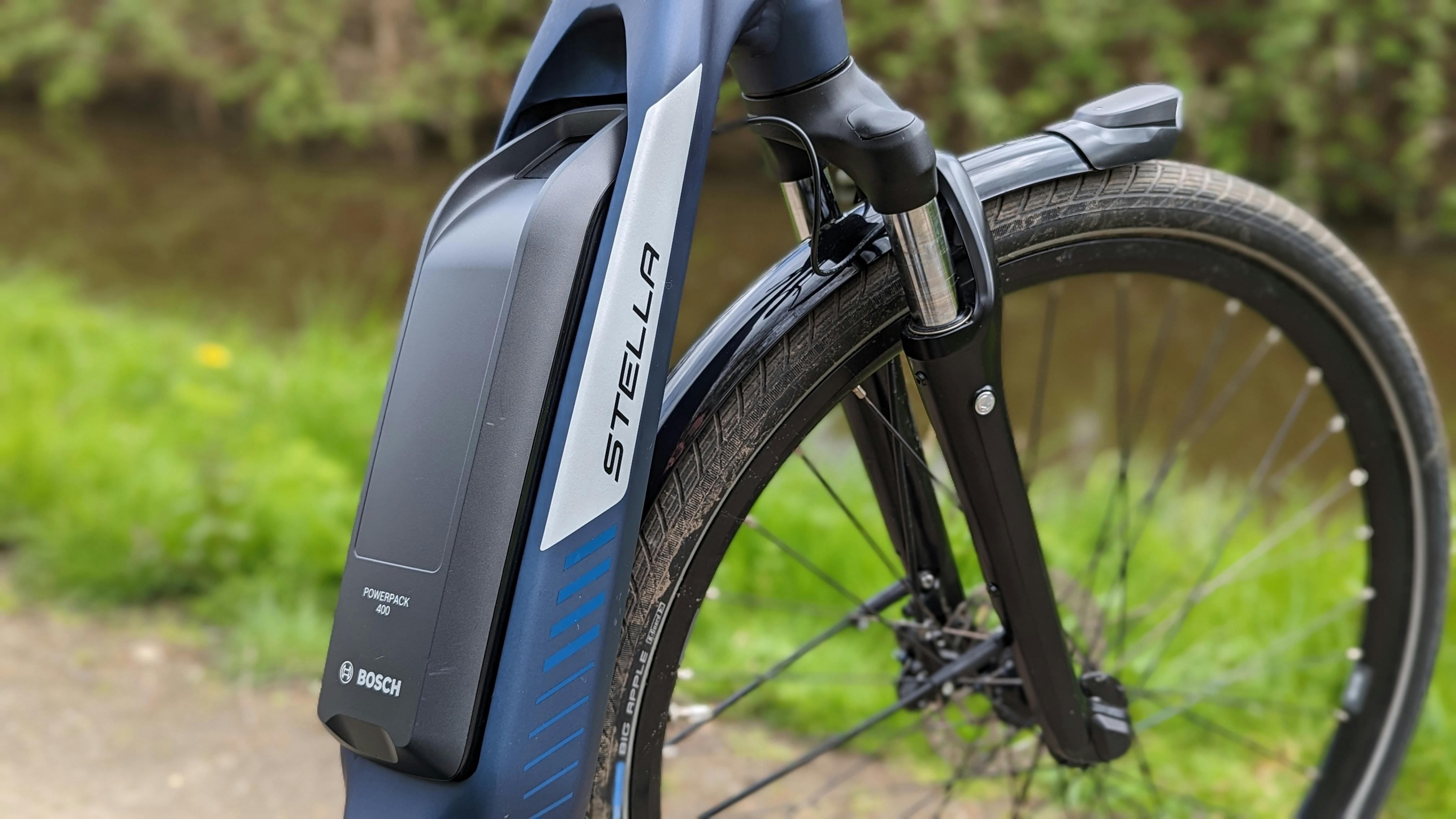 De accu is half weggewerkt in het frame.