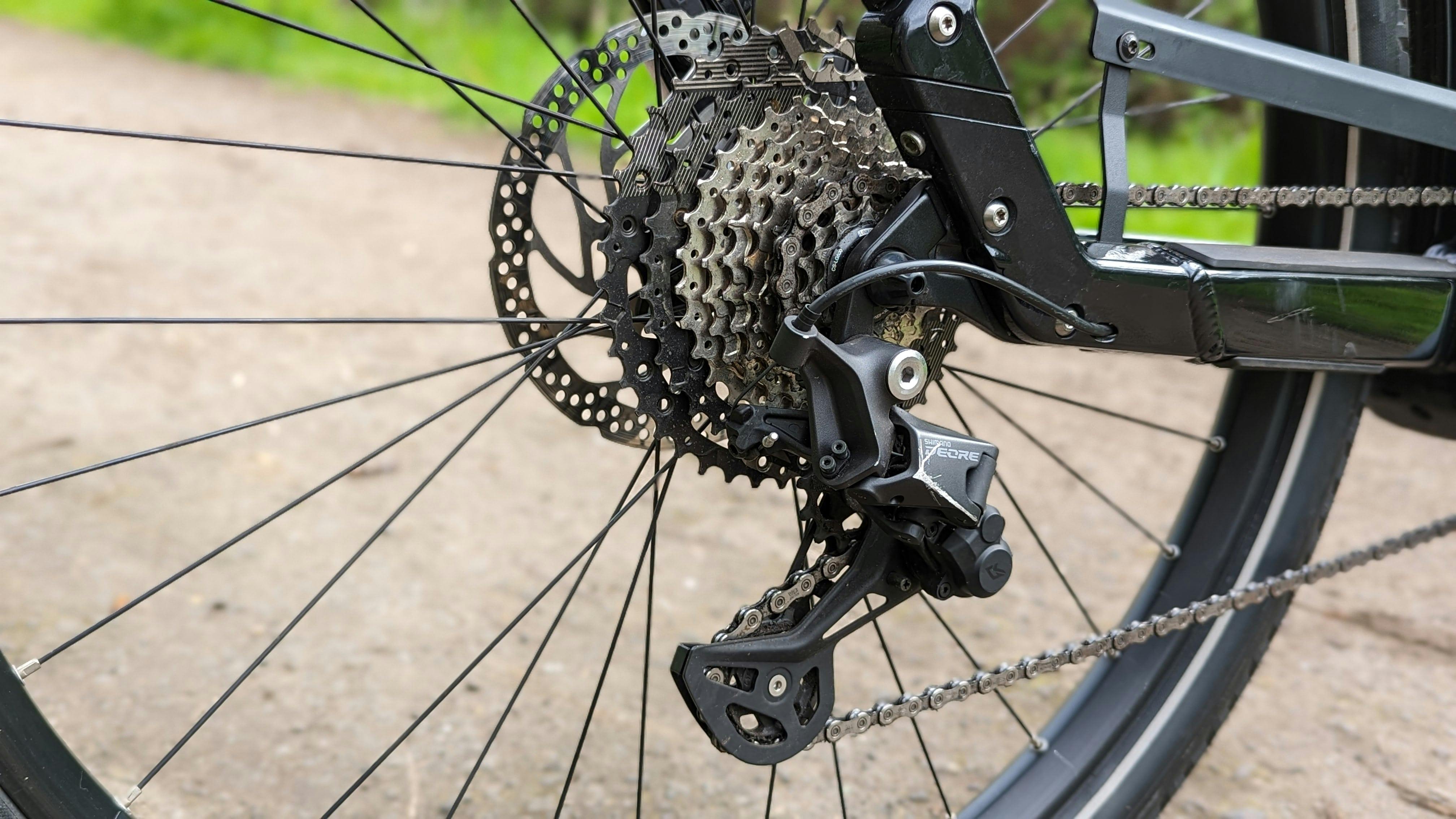De ketting en derailleur van de Flyer Upstreet 7.10.
