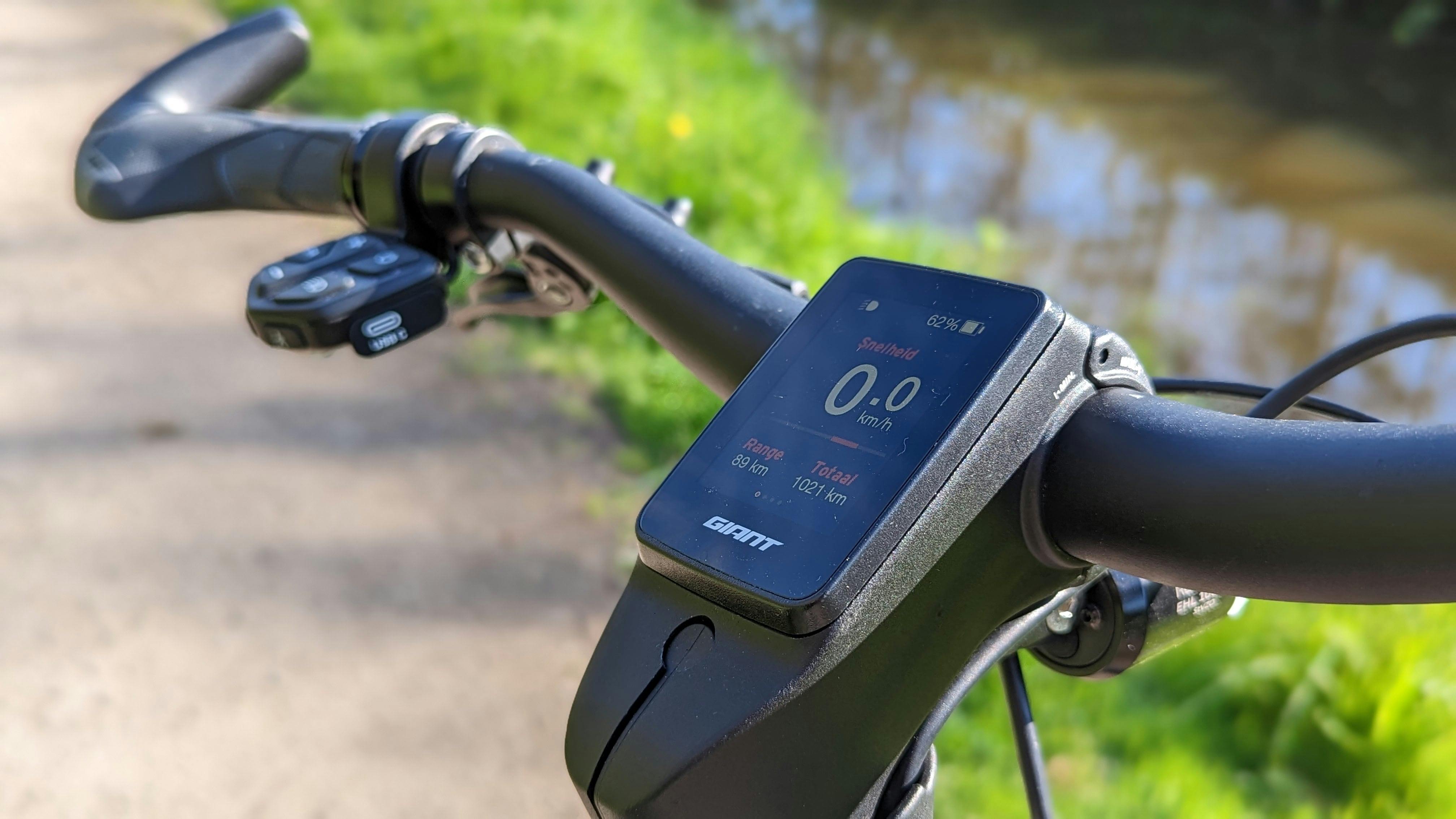 Het kleurendisplay zit weggewerkt in het stuur.