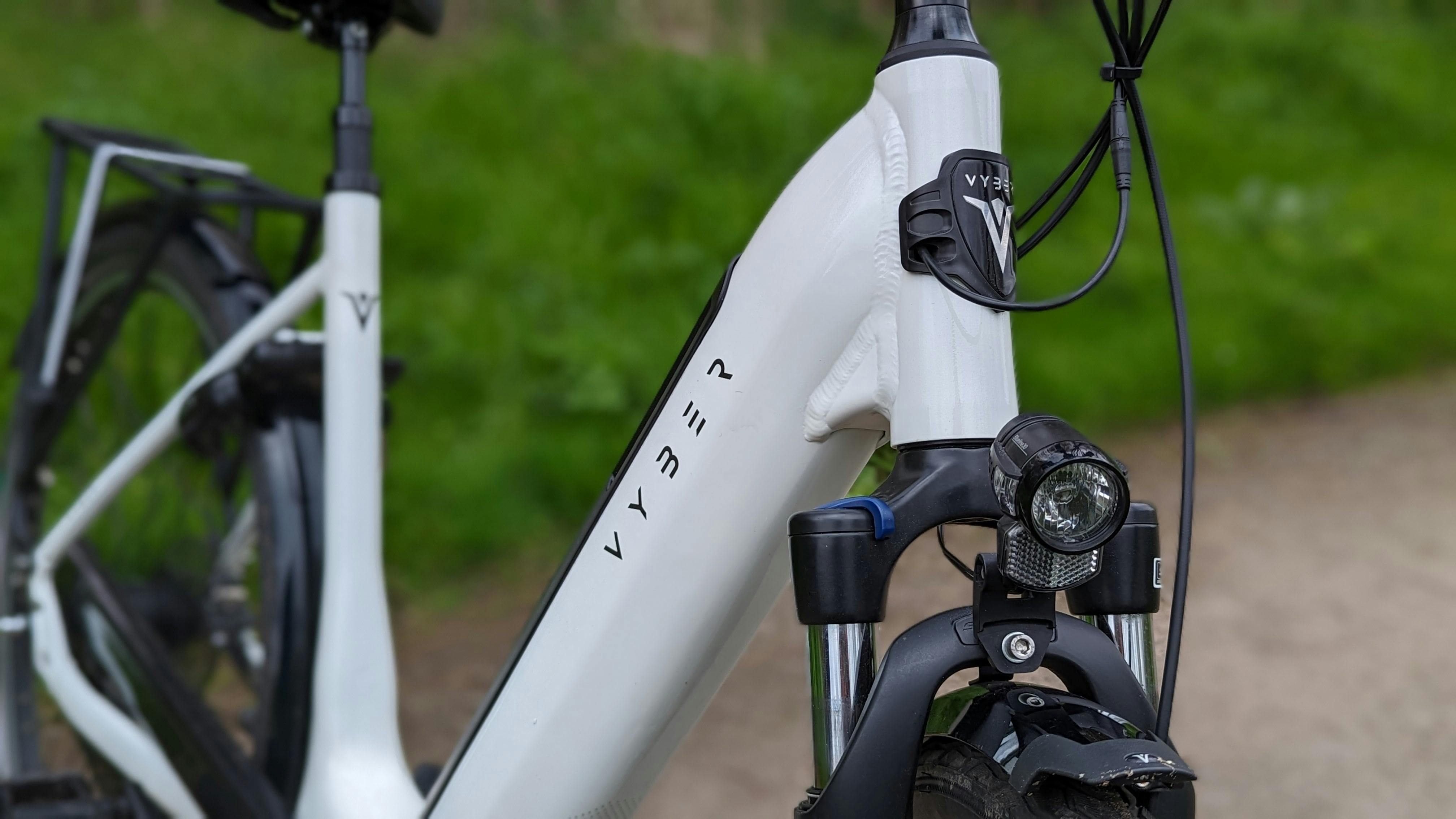 De accu zit erg mooi in het frame verwerkt.