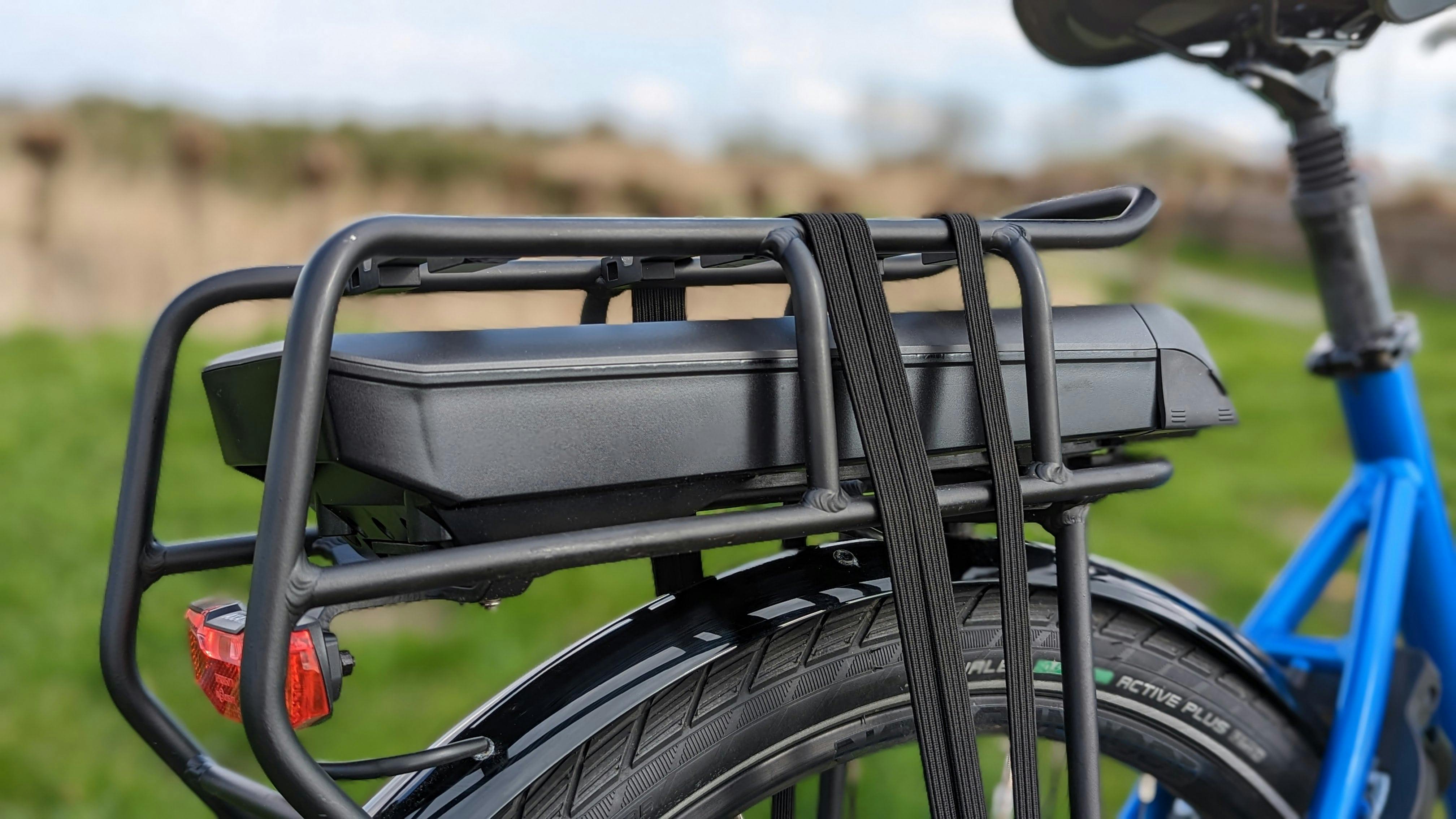 De accu zit in de bagagedrager verwerkt.