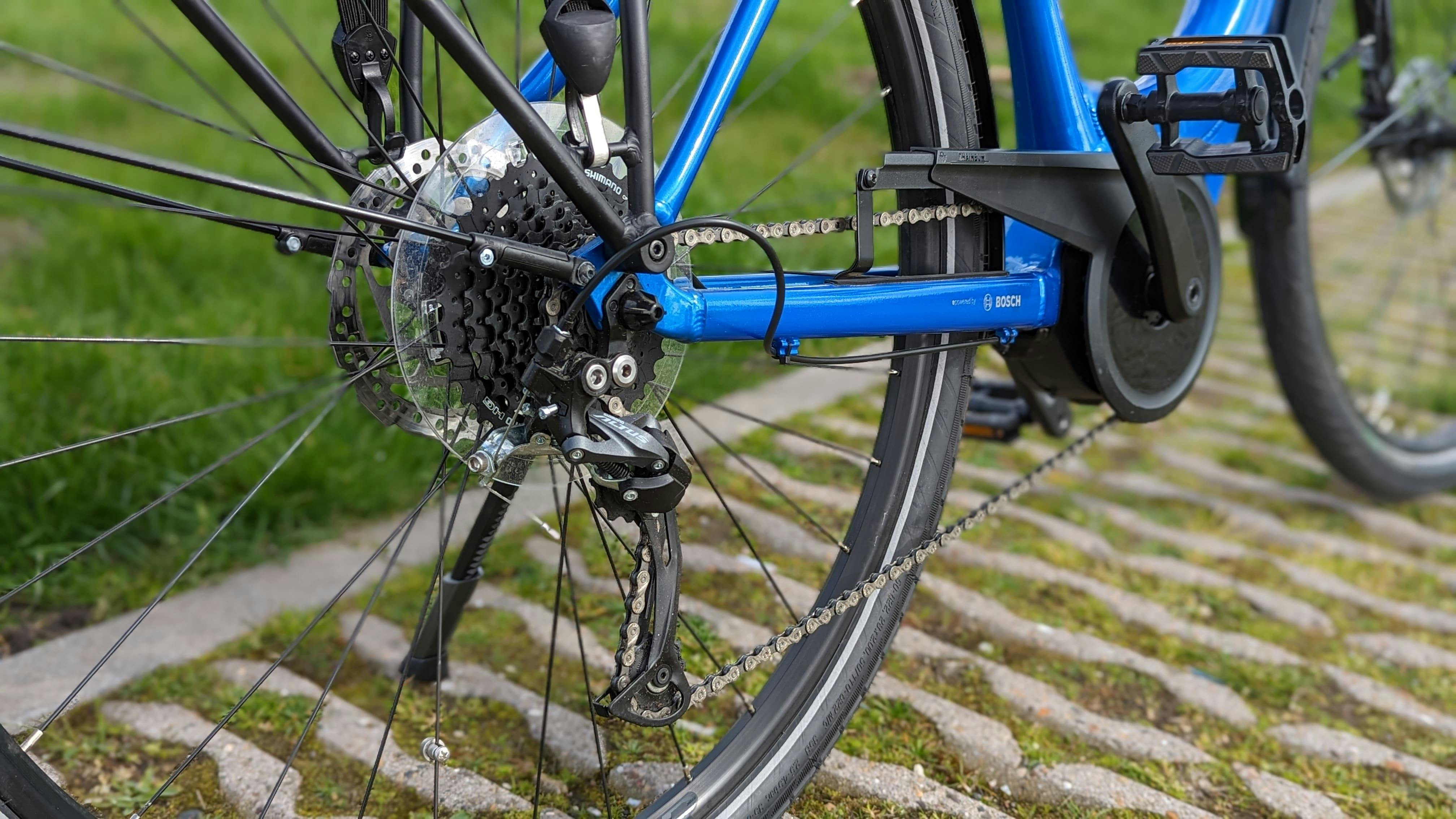 Een open ketting en derailleur.