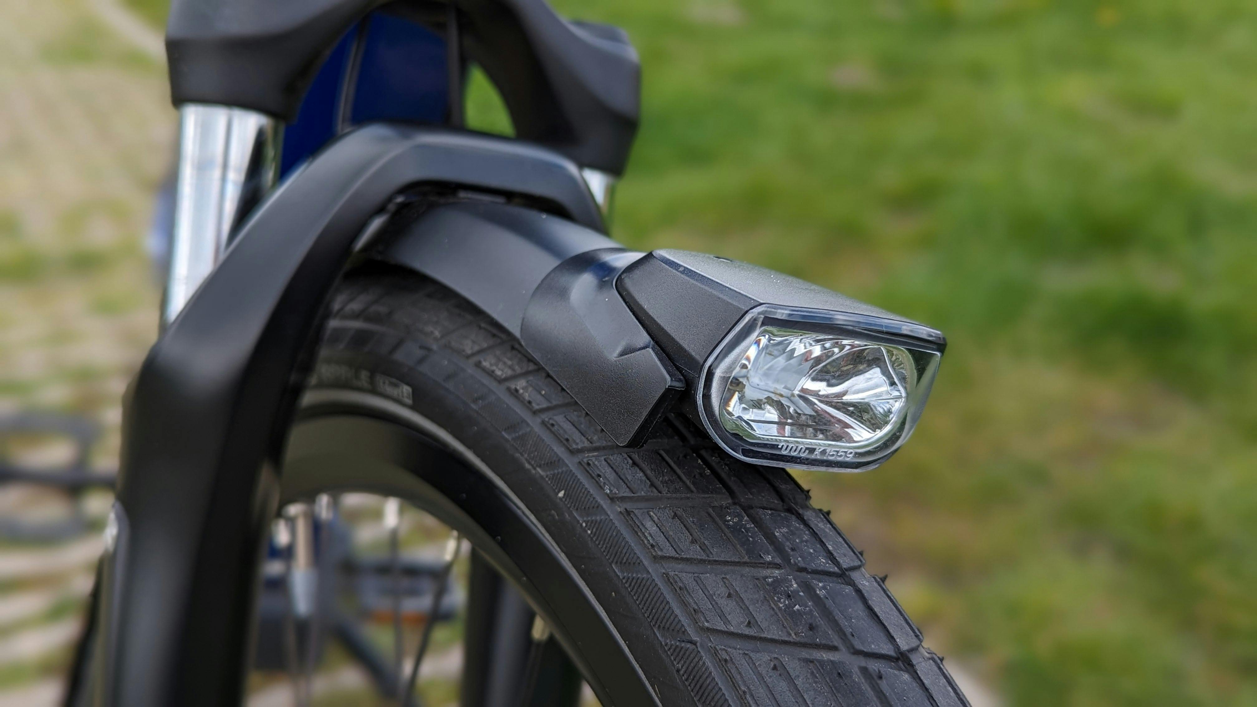 De verlichting zit fraai weggewerkt in het spatbord.