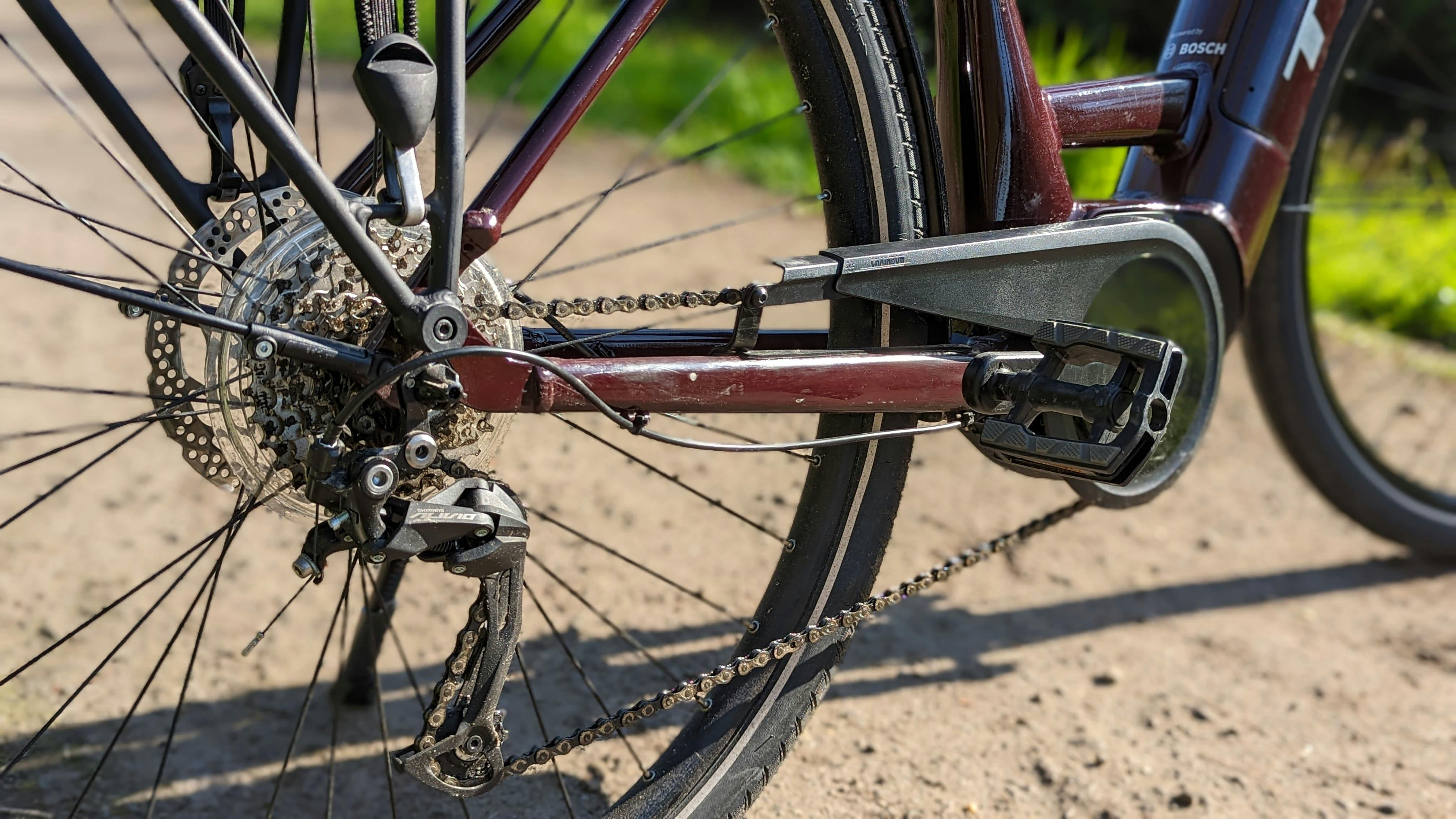 Een open kettingkast met derailleur, zoals veel sportieve fietsen hebben.