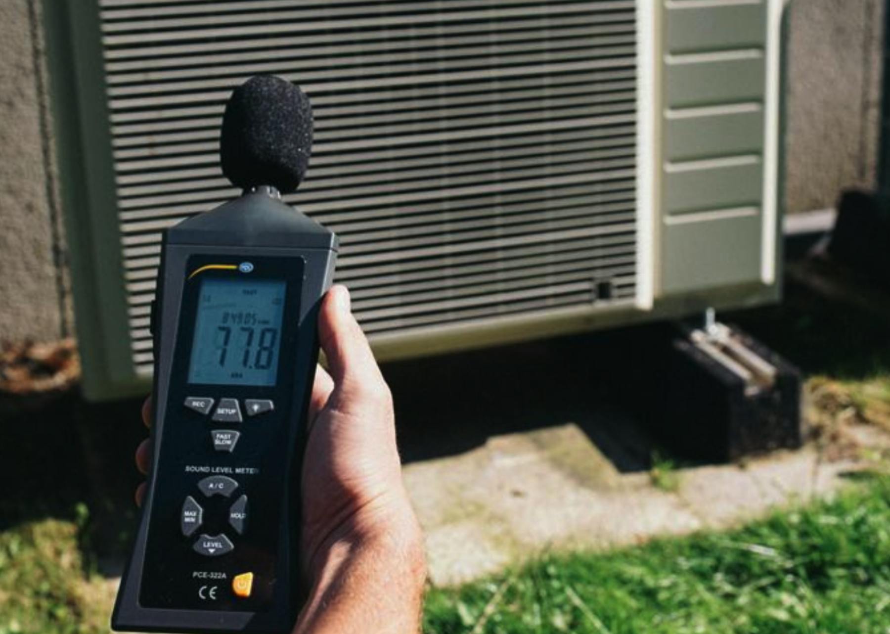 Het bouwbesluit is streng wat betreft de geluidsnormen van de airco en warmtepomp. | Foto: Reducd.nl