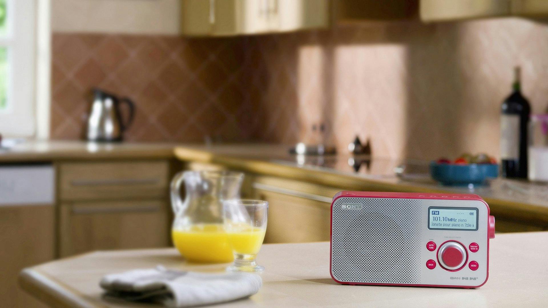 Een DAB+-radio van Sony op een ontbijttafel.