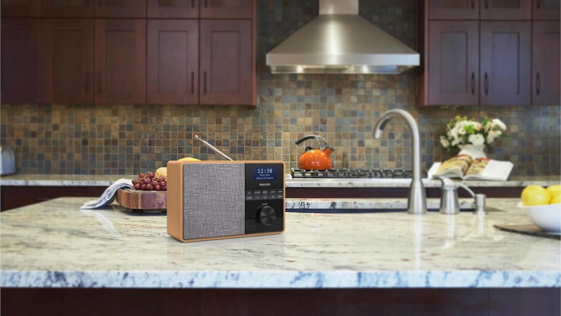 Philips-tafelradio met jaren zeventig design.