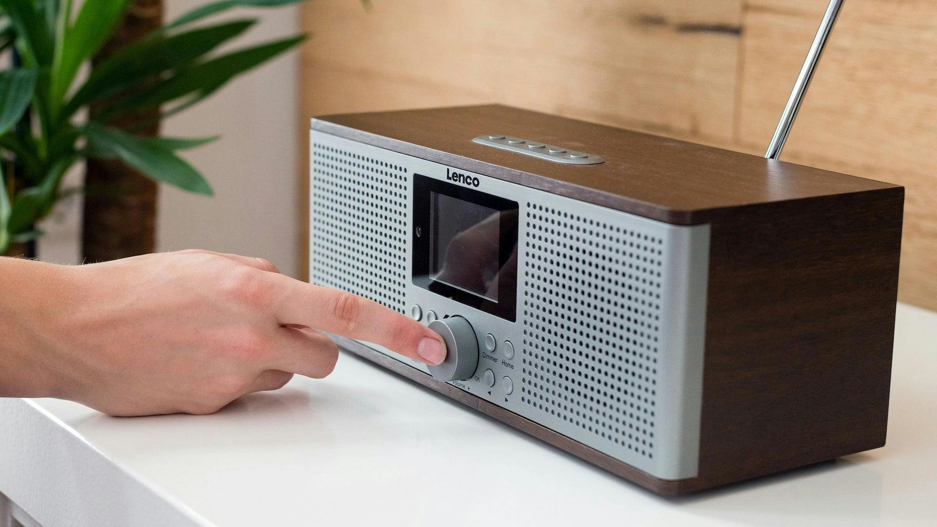 Een Lenco-radio die bediend wordt via een grote knop vooraan.