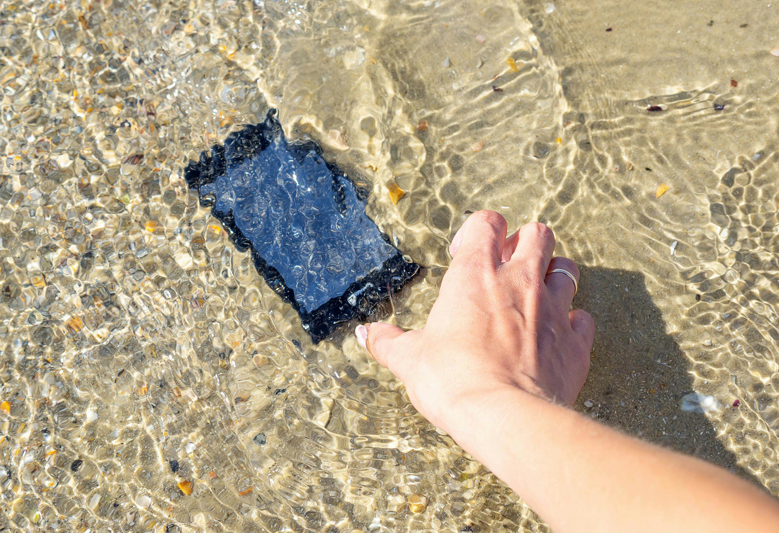 Smartphone die in zee gevallen is