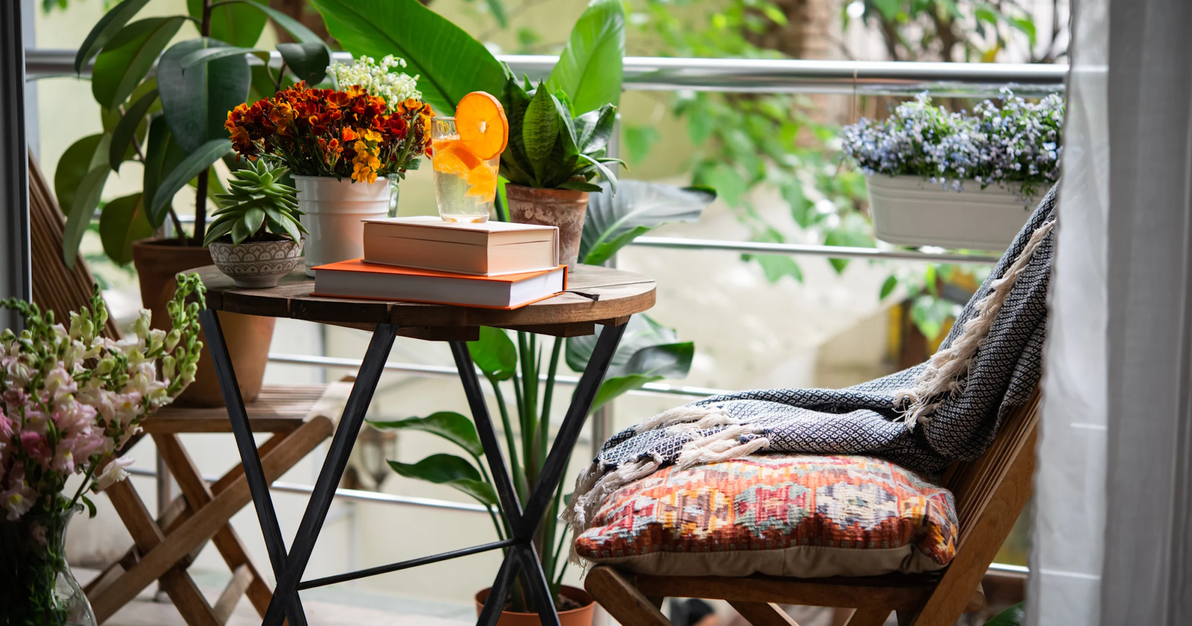 Met deze tips maak je het deze zomer extra gezellig op je balkon